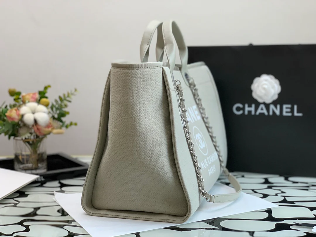 Пляжная сумка Chanel из коллекции осень/зима 2022 — бежевая — большая.