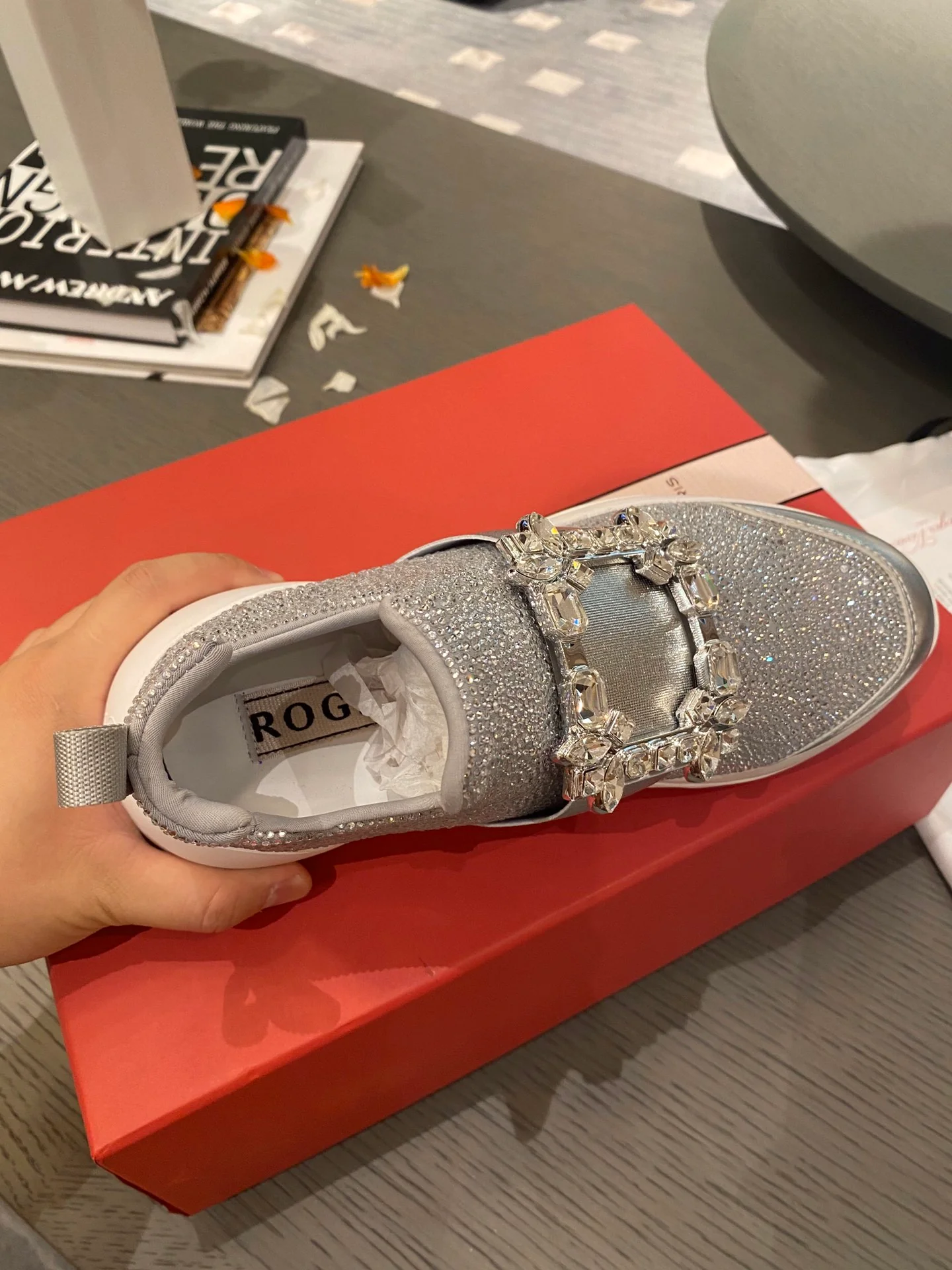 Кроссовки с пряжкой и стразами