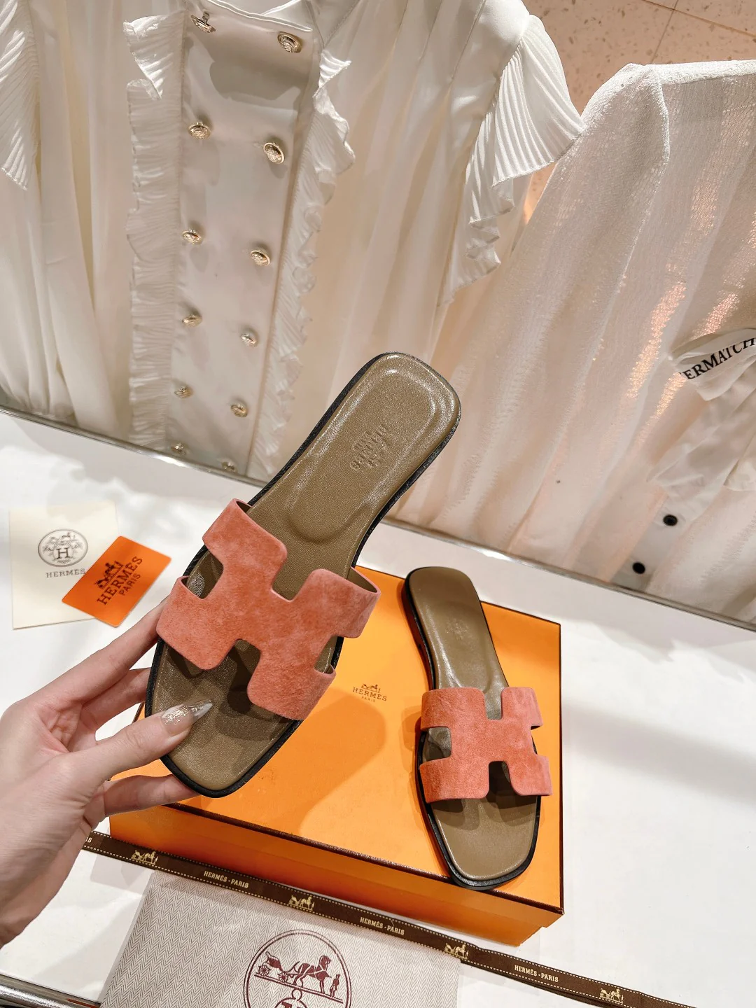 Новинка 2023 года от Hermes - Улучшенная версия - Классические тапочки H из овечьей кожи - Коричневые