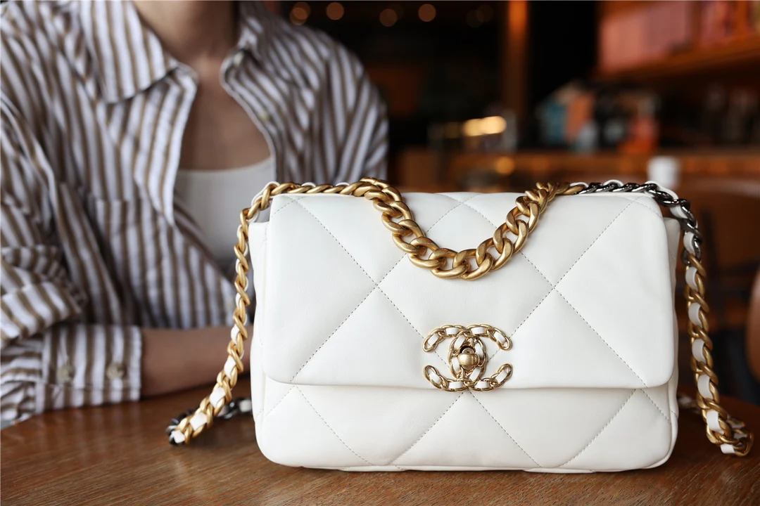 Сумка Chanel 19 — кремового цвета с золотой фурнитурой — маленький размер.