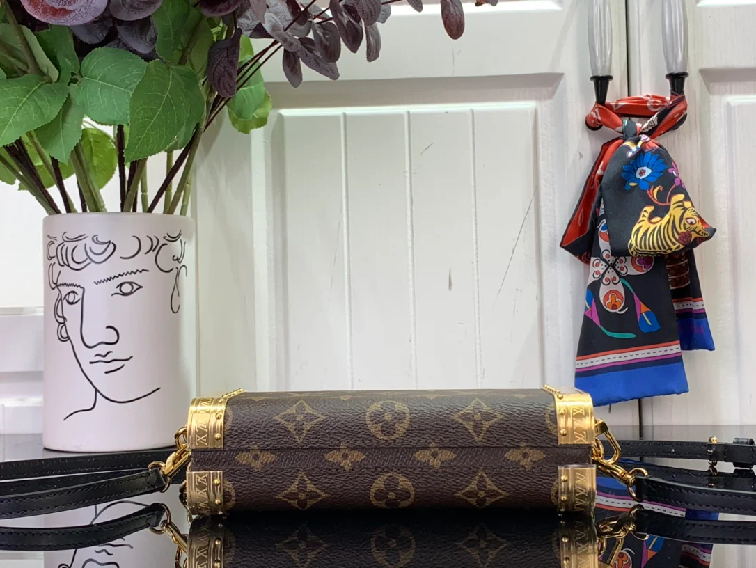 Косметичка LV Vanity Case, маленькая, из канваса, с цепочкой — коричневая.