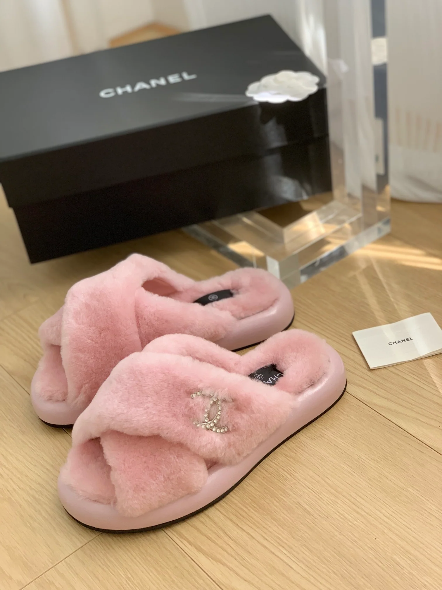 Новинка сезона осень/зима 2023 от Chanel - Классические пушистые тапочки с двойной буквой С - Розовые