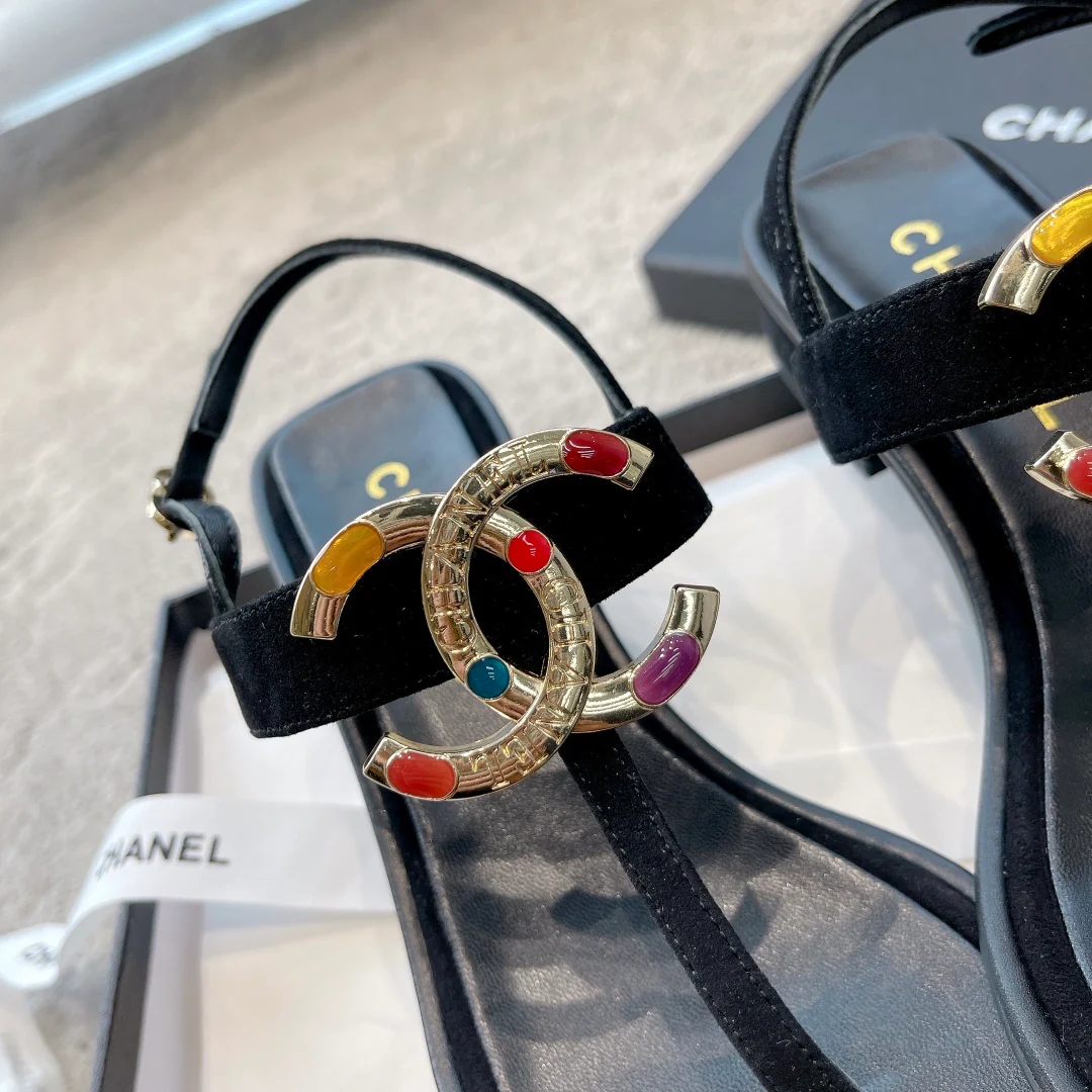 Новинка сезона весна/лето 2023 от Chanel - сандалии из овечьей кожи с драгоценными камнями - черные.