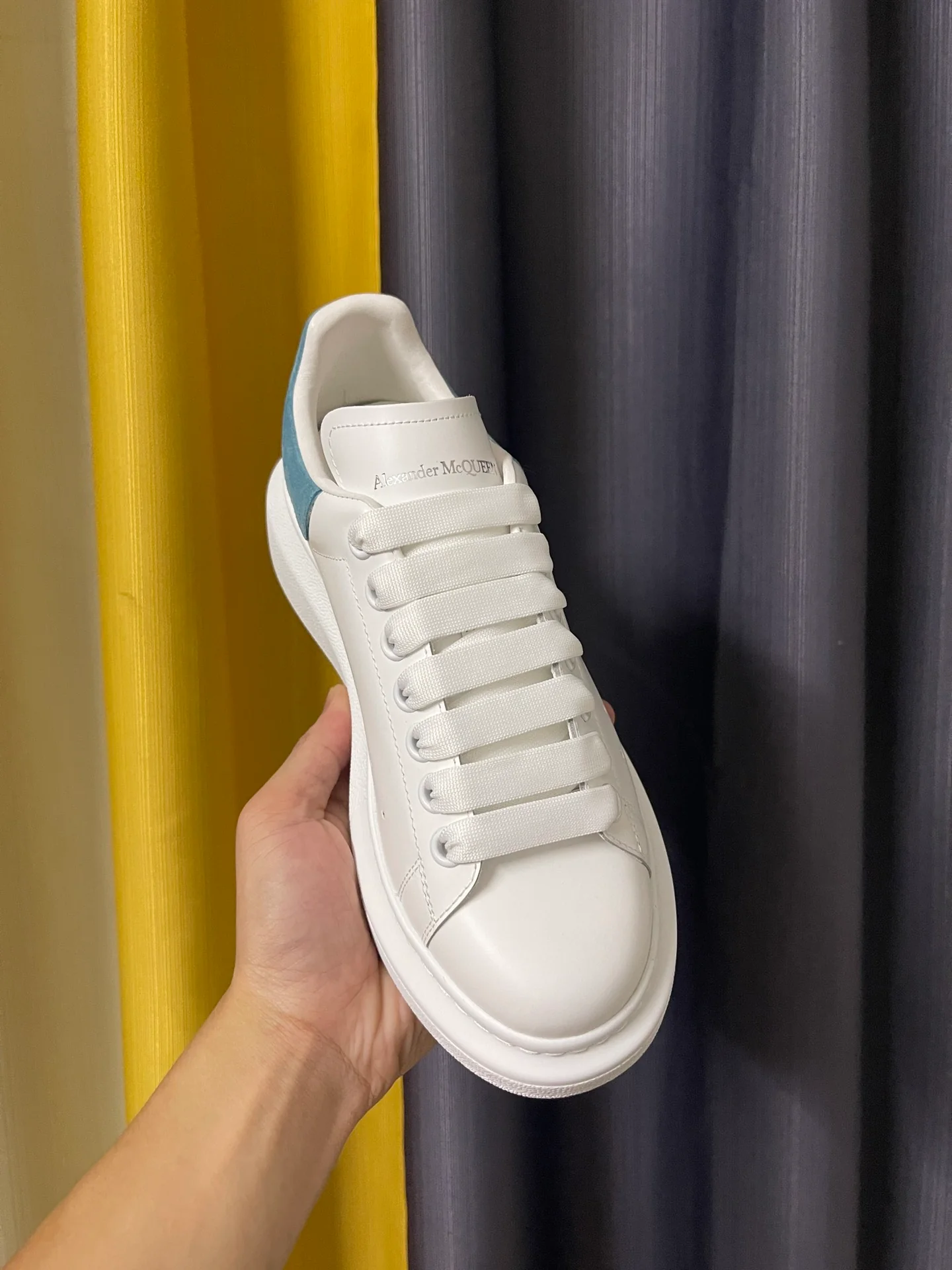 Классические белые кроссовки McQueen - унисекс - на каблуке из бархата цвета 