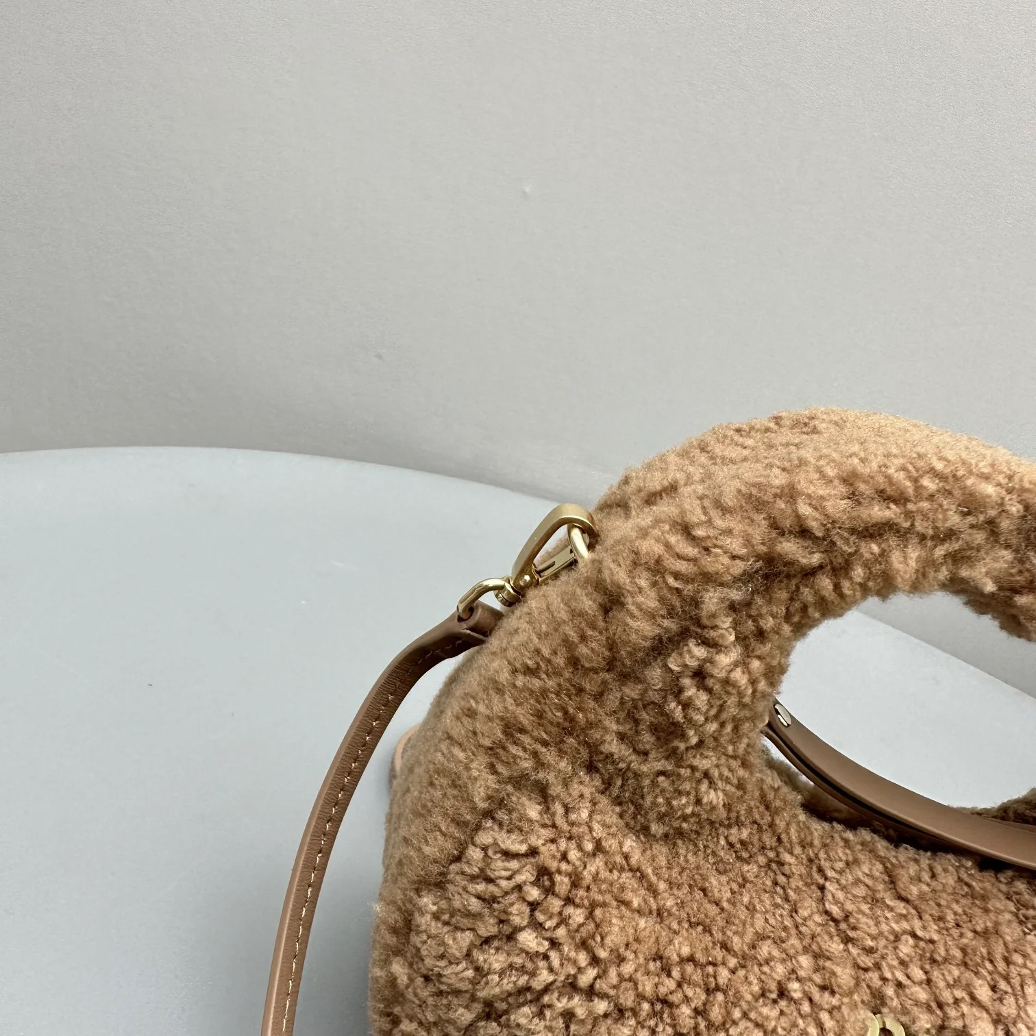 Сумка Miu Miu Wander - миниатюрная, из овечьей шерсти.