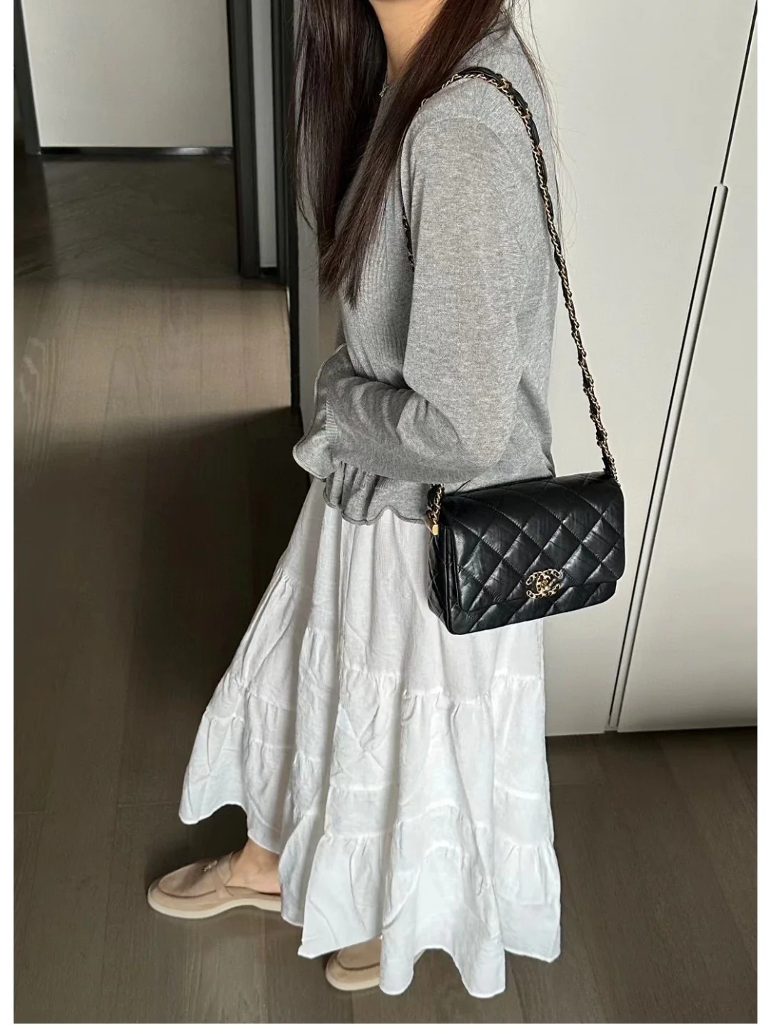 Коллекция Chanel осень/зима - сумка с широким плечевым ремнем и клапаном, черная с золотыми вставками из мятой телячьей кожи.