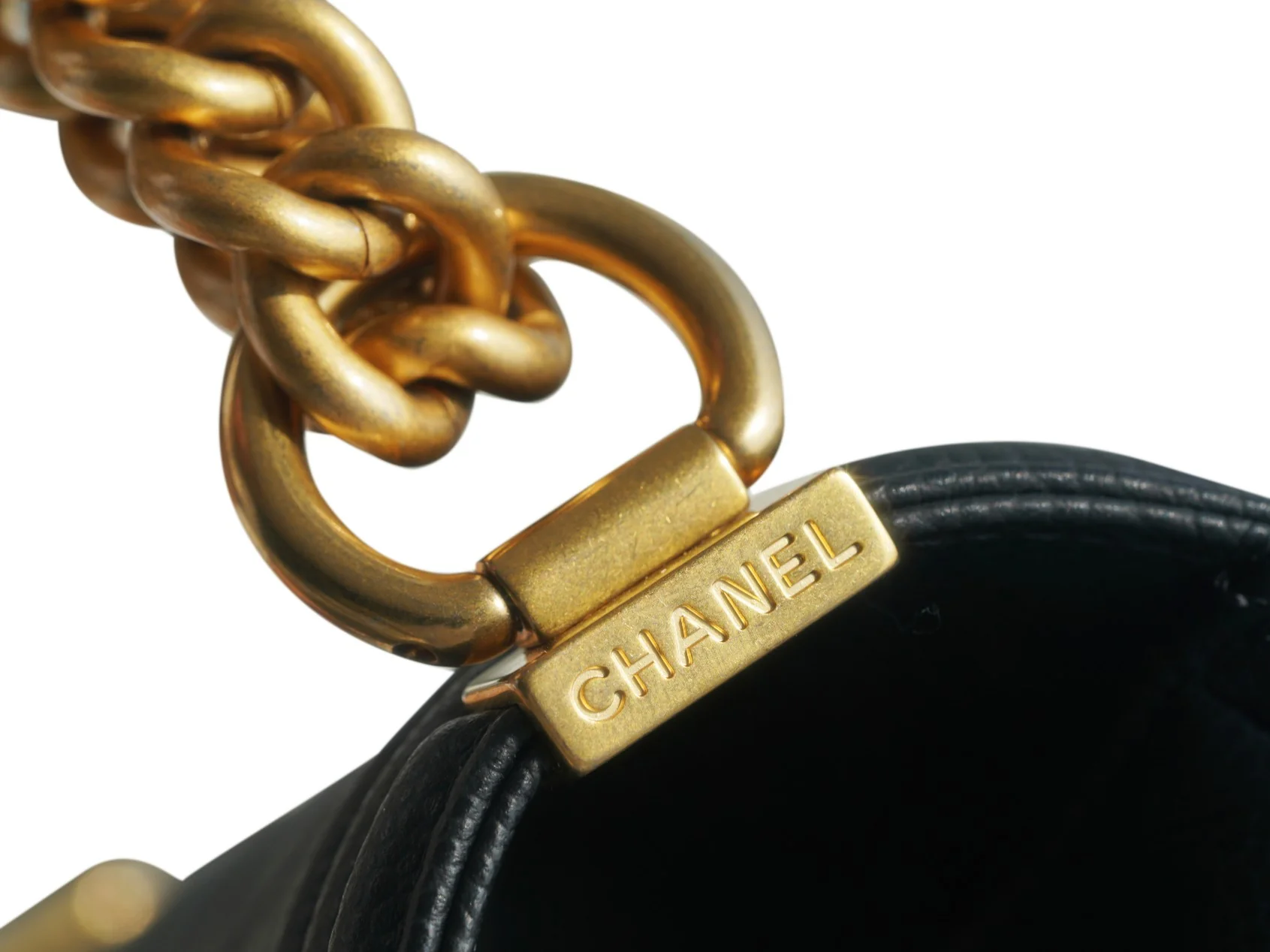 Часы Chanel Le Boy из коллекции Le Boy - из черной кожи личи с винтажной золотой пряжкой - 25 см