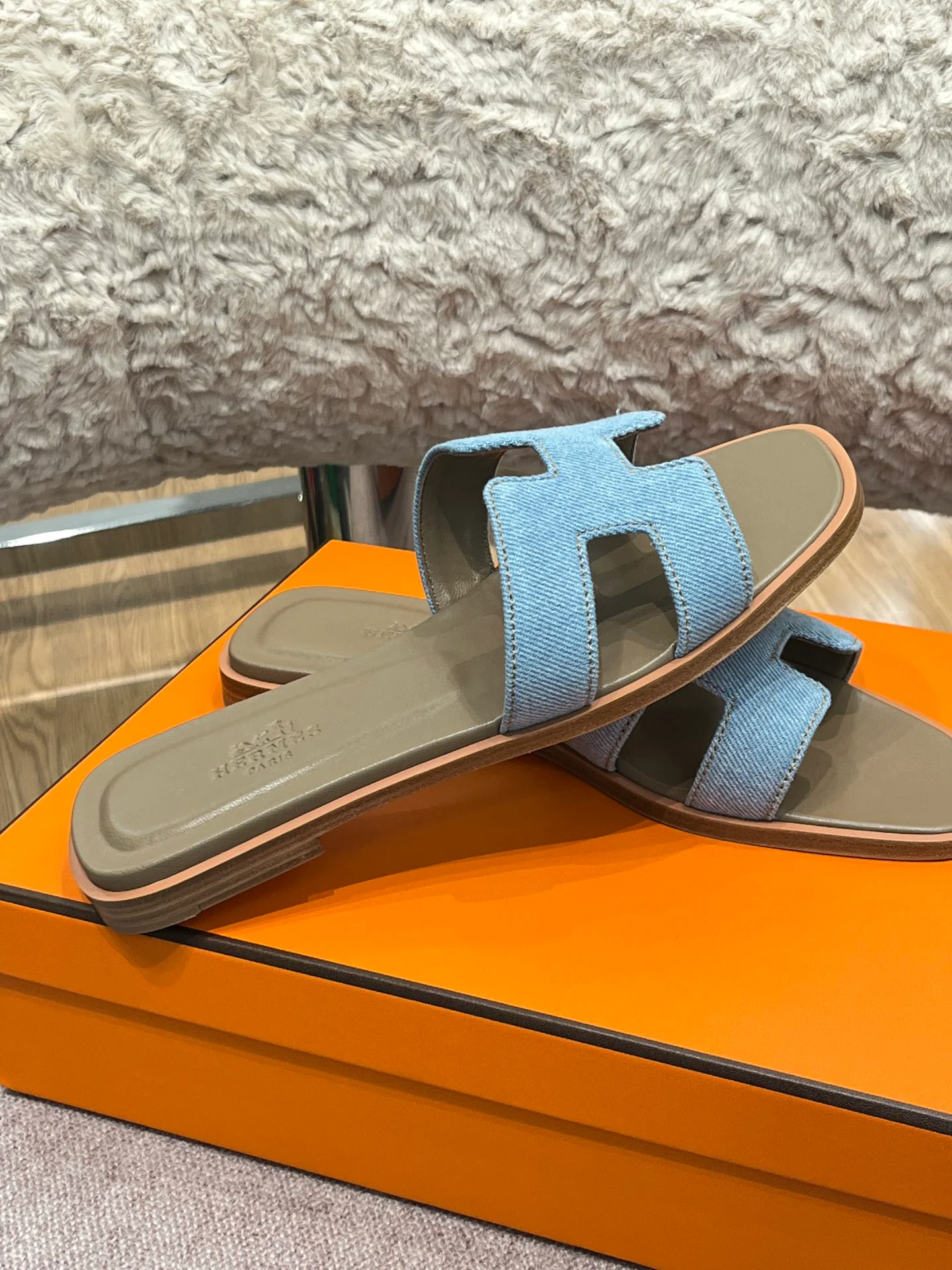 Новинка сезона весна/лето 2022 от Hermes - плоские тапочки H - 2 шт.