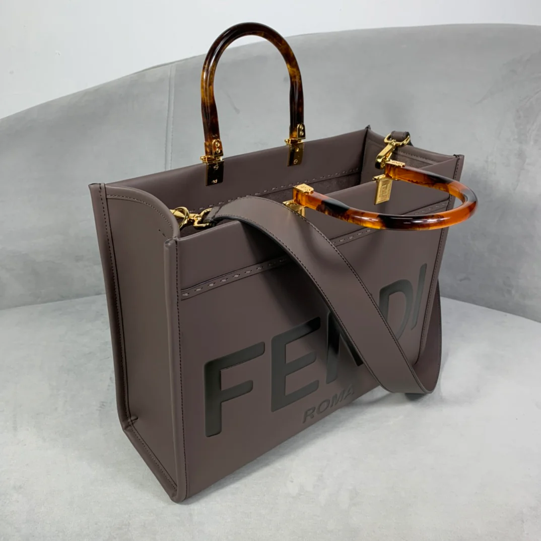 Сумка Fendi Sunshine Medium из коричнево-серой кожи.
