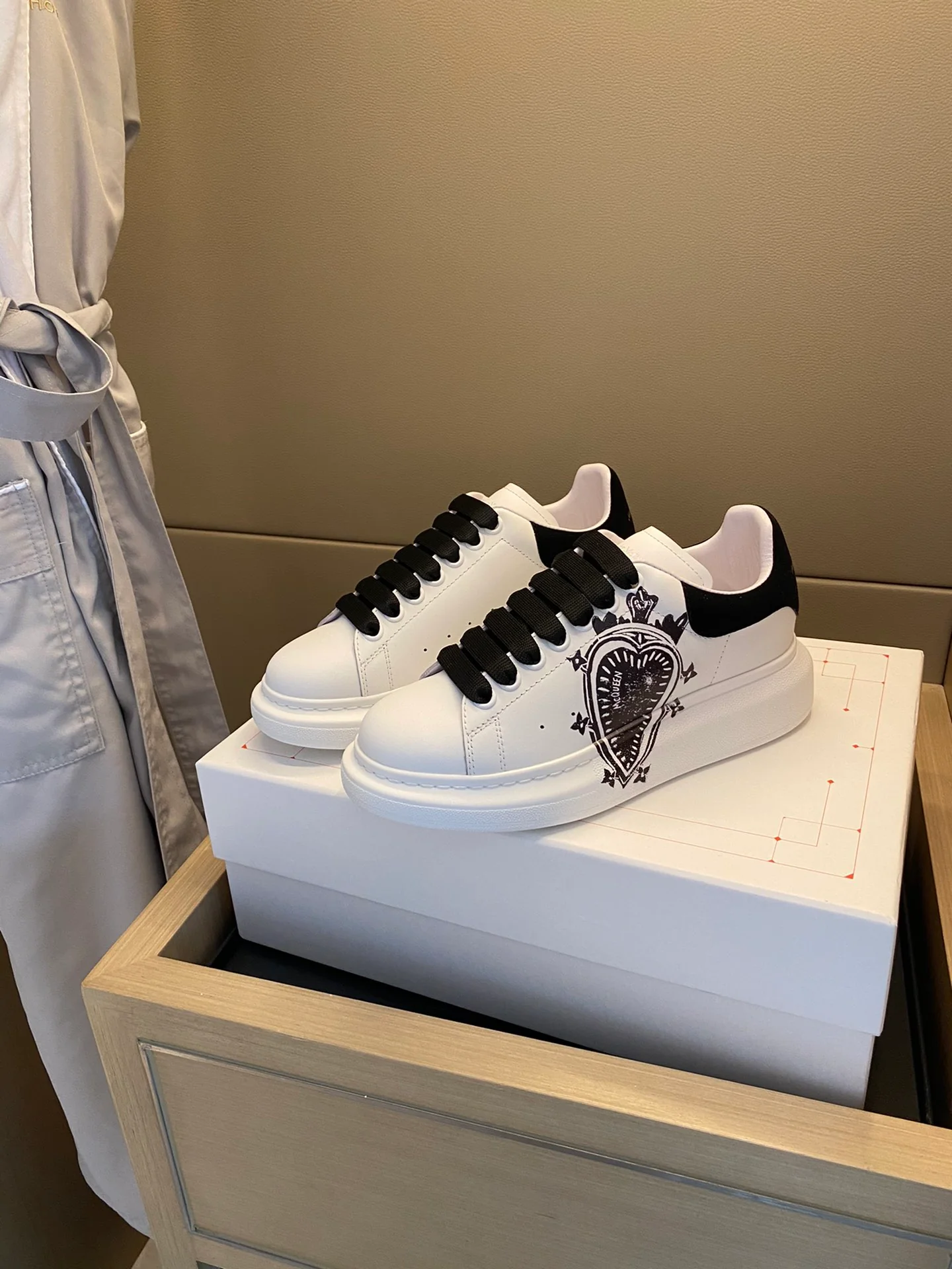 Классические белые кроссовки McQueen с рисунком в виде сердечек на верхней части.