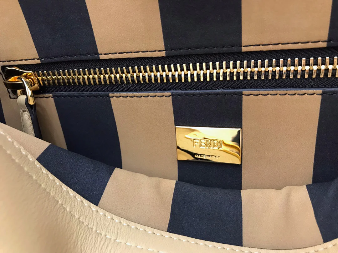 Сумка Fendi Peekaboo Medium из абрикосовой кожи.