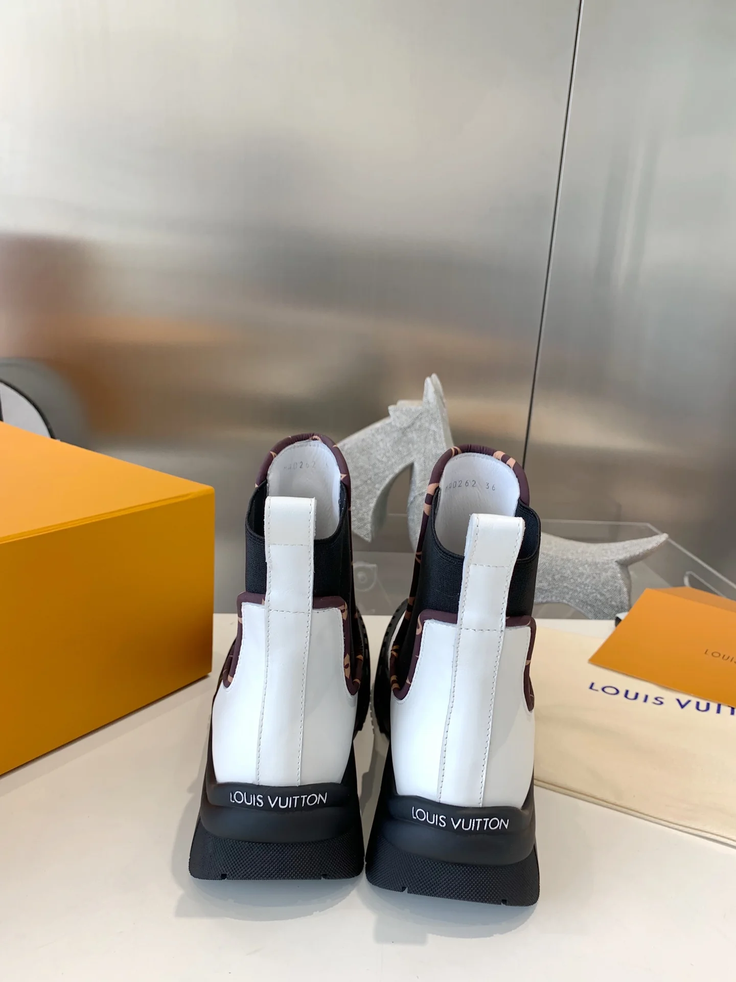 LV - Новинка сезона осень/зима 2022 - Ботильоны Ruby - Белые