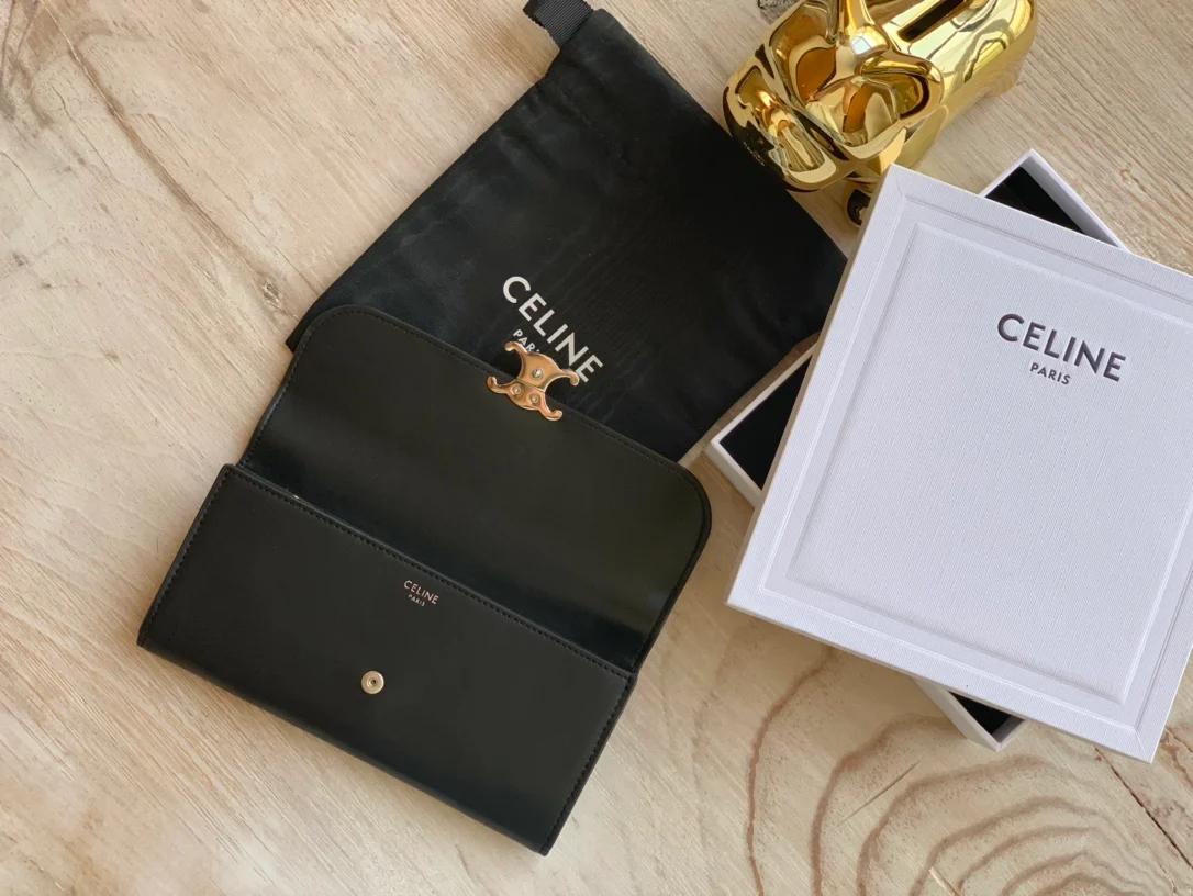 Celine TRIOMPHE 大号亮泽光滑羊皮革翻盖长夹