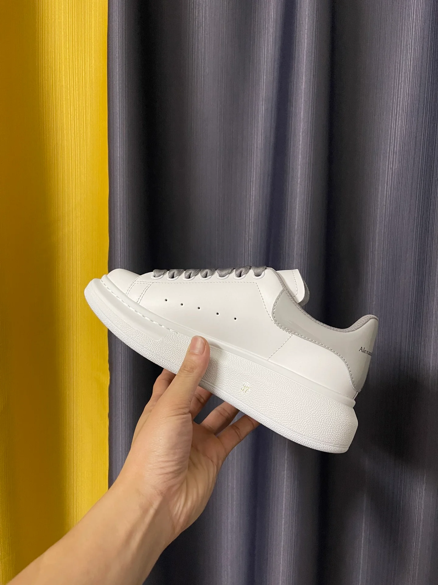 Классические белые кроссовки McQueen - унисекс - на каблуке из серой лакированной кожи