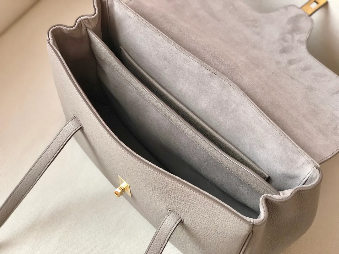 Сумка Celine Soft 16 из зернистой кожи средней толщины