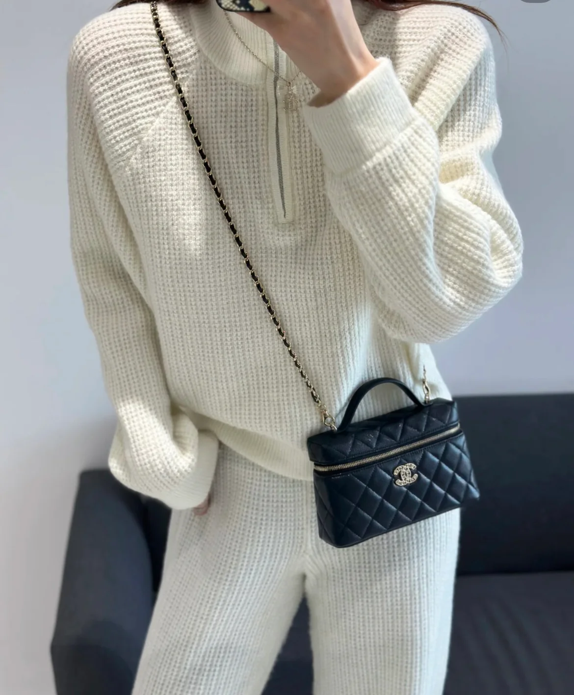 Сумка-бенто Chanel 25p-LP с застежкой в ??форме сердца, украшенной бриллиантами — черная.