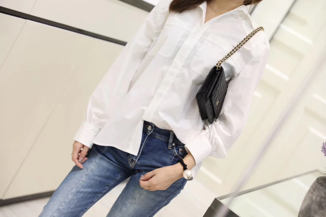 Chanel - Классическая брошь WOC - Черная кожа личи, золотая пуговица