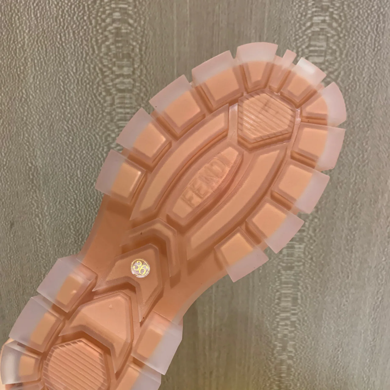 Ботинки Fendi на платформе со шнуровкой, белые.