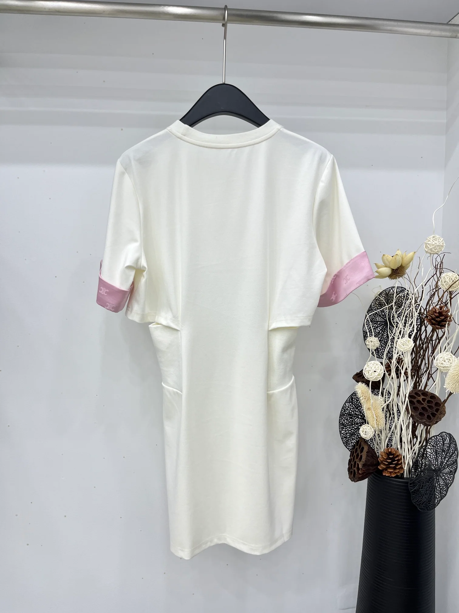 Celine 2404 - Милое платье с асимметричным подолом, подчеркивающее талию - Белое