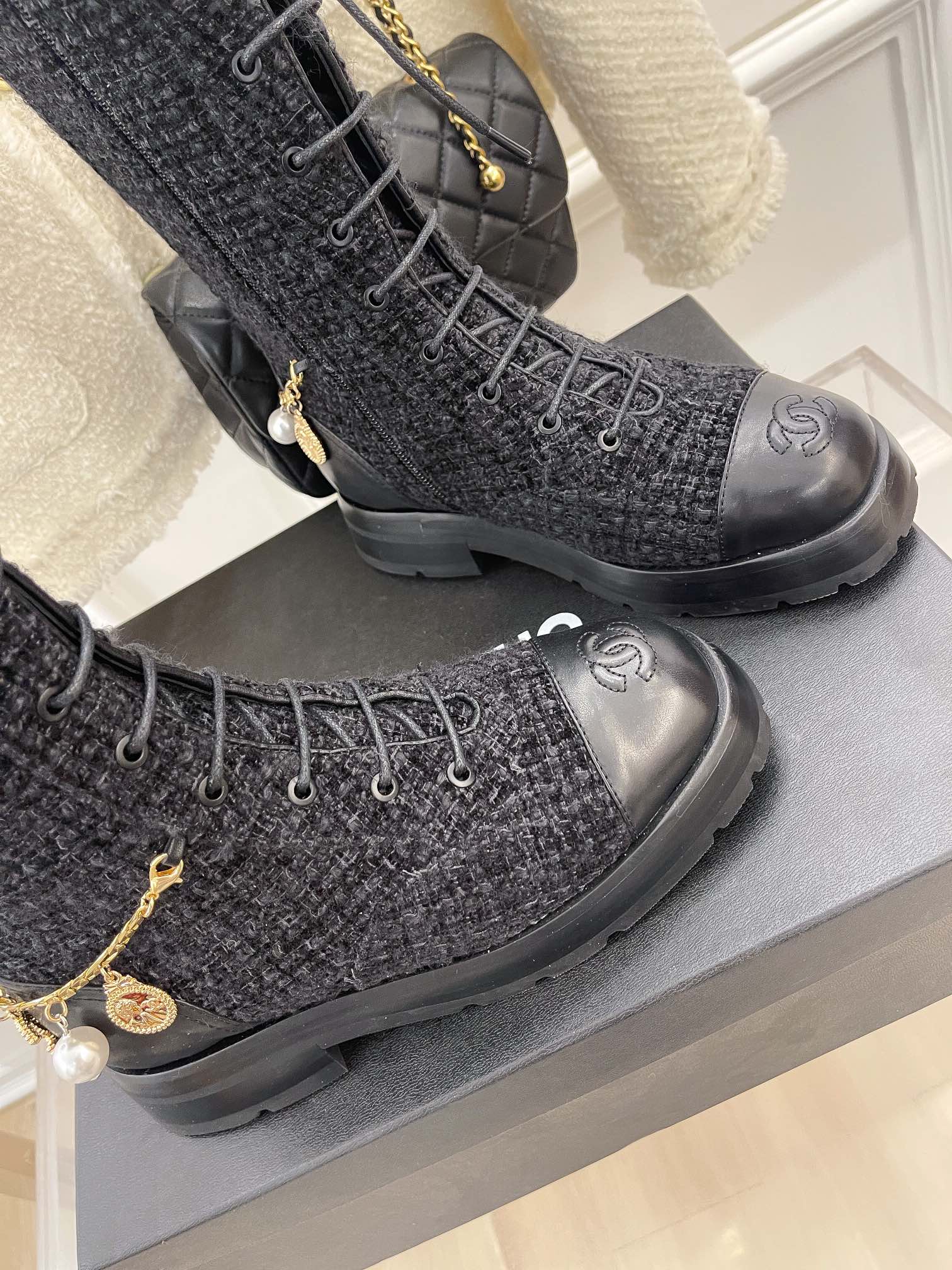 Новинка сезона осень/зима 2023 от Chanel - Ботинки с цепочкой - Черные