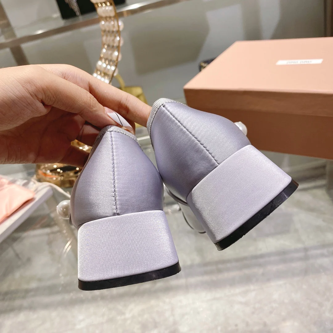 Весенняя коллекция Miu Miu 2023 - Шелковые туфли на низком каблуке с квадратным носком - Фиолетовые