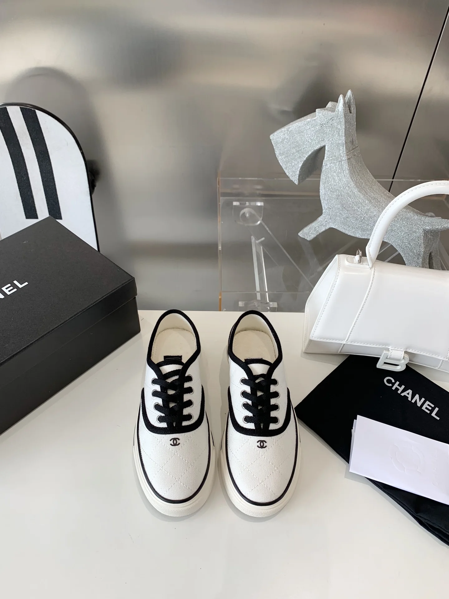 Chanel - Новая версия стеганых белых кроссовок - Размеры 35-40