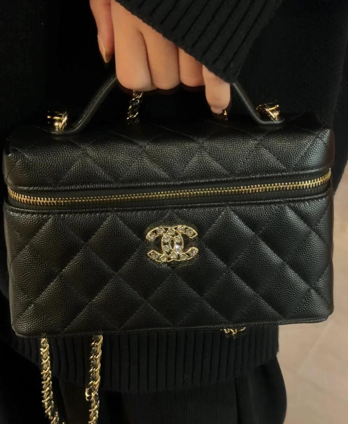 Сумка-бенто Chanel 25p-LP с застежкой в ??форме сердца, украшенной бриллиантами — черная.