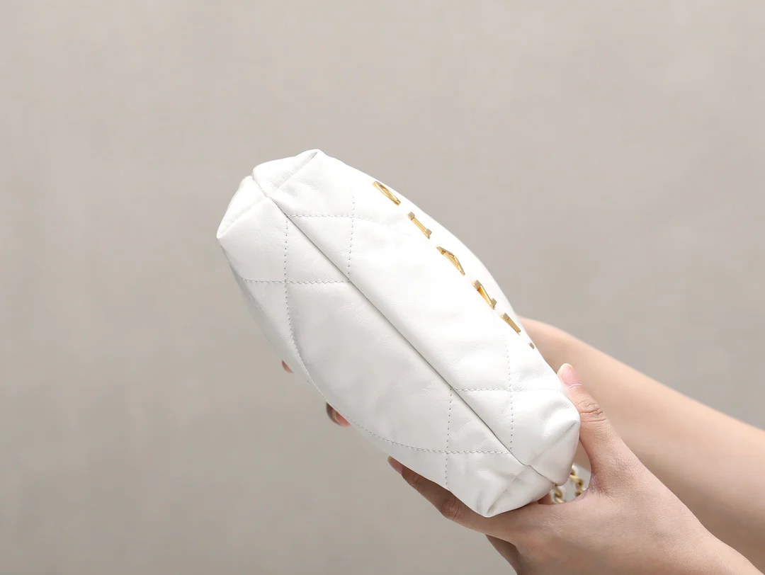 Новинка сезона весна/лето 2023 от Chanel - сумка 22 - мини - белое золото