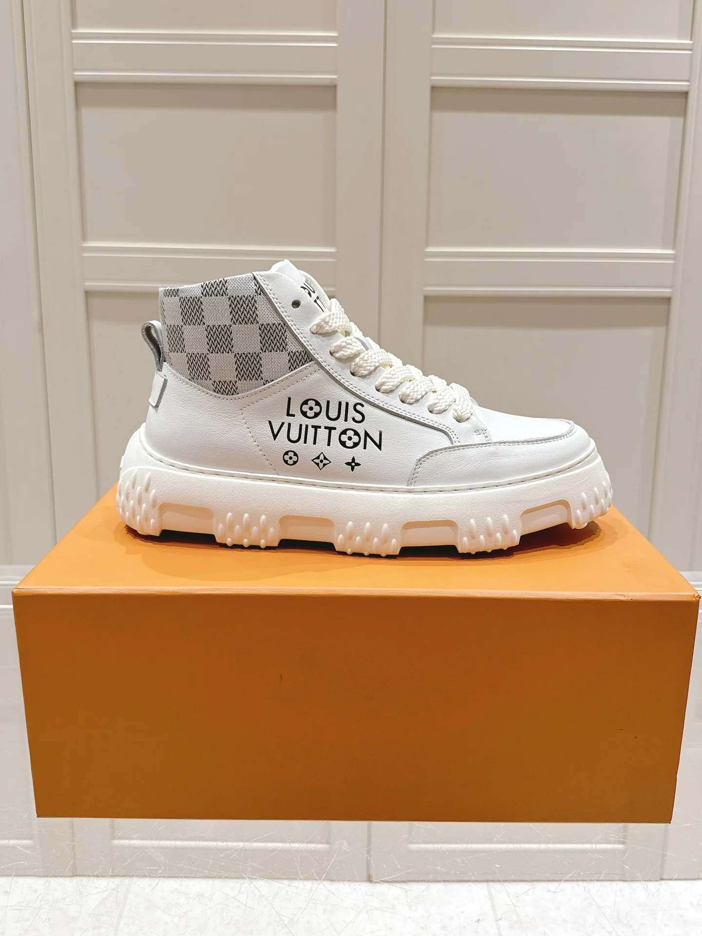 Высокие кроссовки LV-2024 - белые