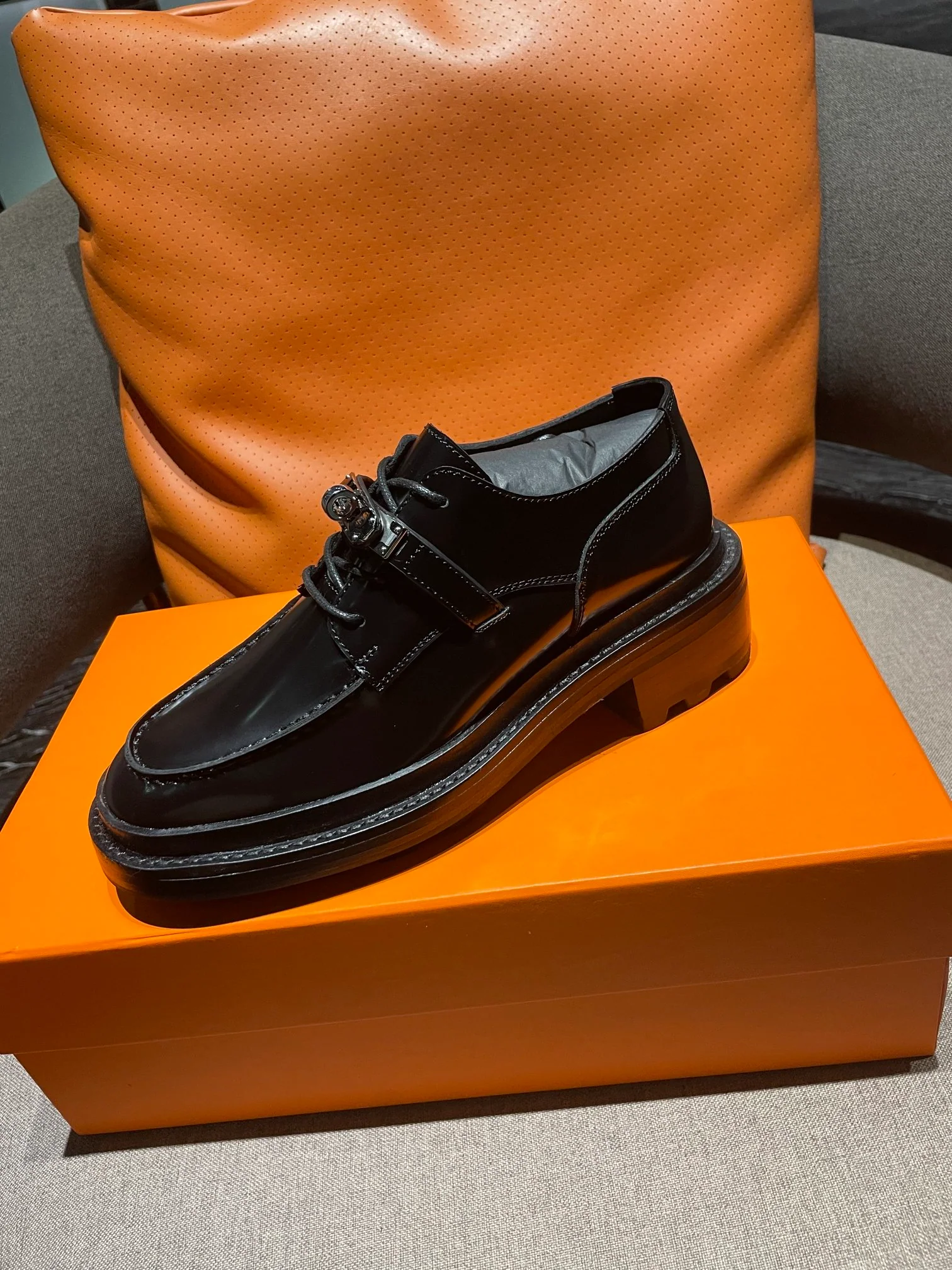 Новинка сезона осень/зима 2022 от Hermes - лоферы с пряжкой H.