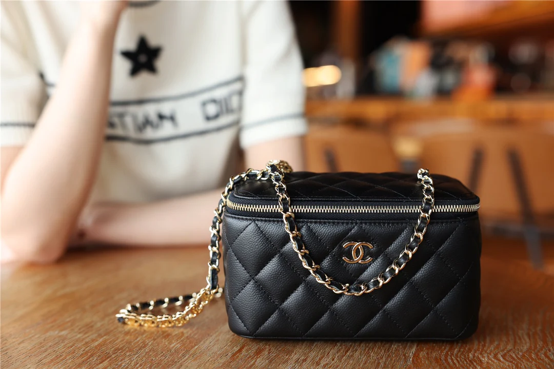 Chanel - квадратная сумка-коробочка с двойной цепочкой и буквой C