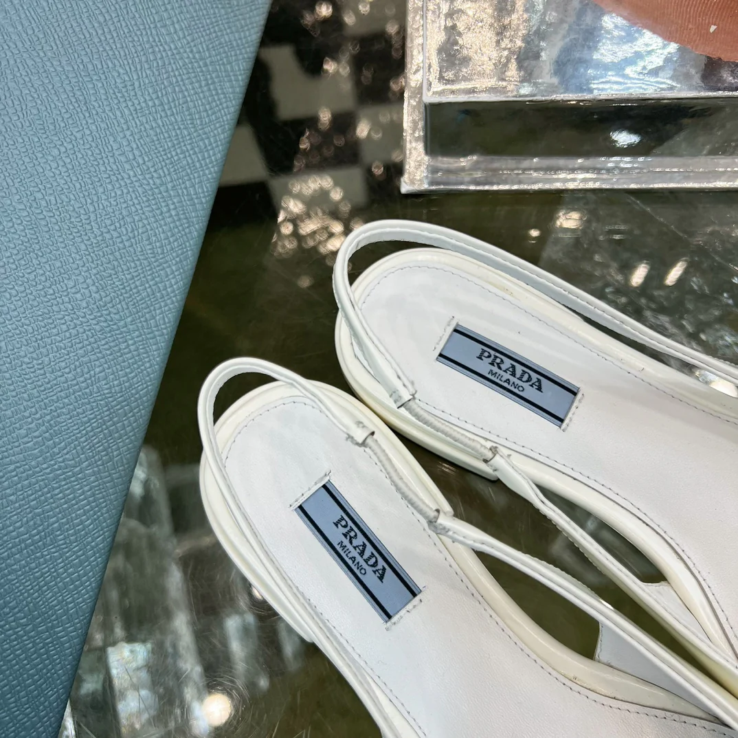 Новинка сезона весна/лето 2023 от Prada - Мюли-балетки с острым носком - Белые