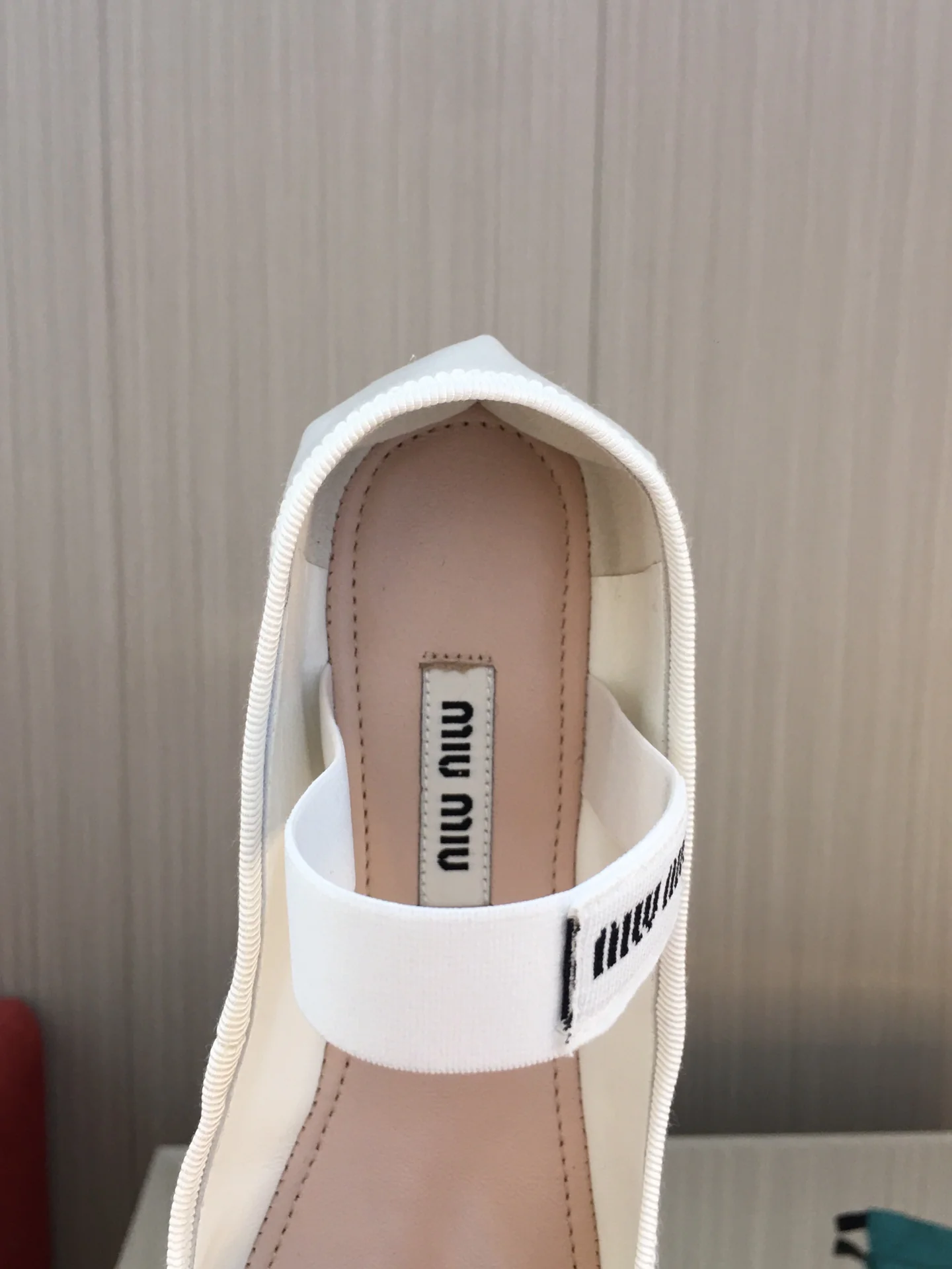 Новинка весны/лета Miu Miu 2023 — балетки ?Французская фея? — белые.