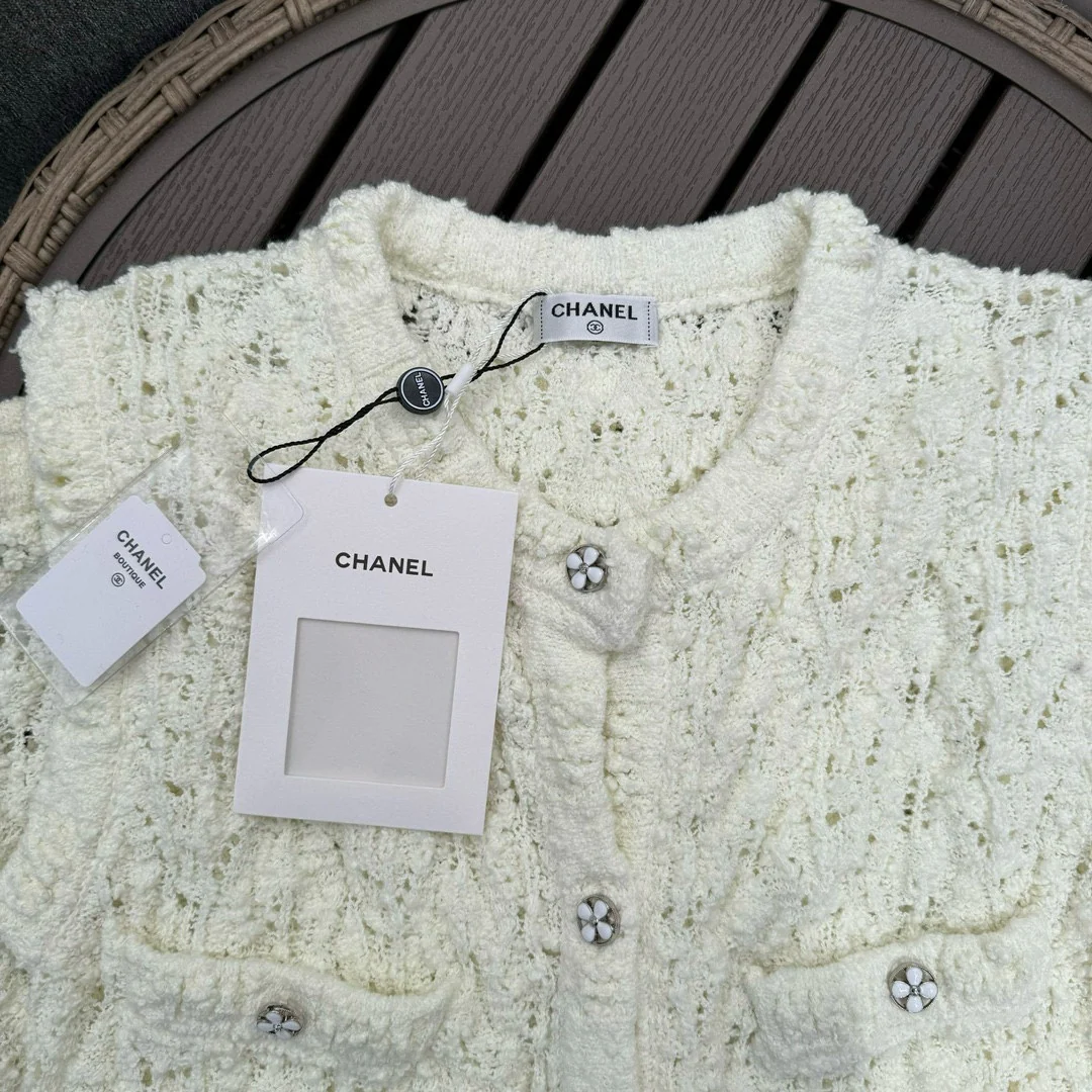 Платье-жилет Chanel 2403, новое, с ажурной вышивкой и пуговицами, вязаное крючком, белое.