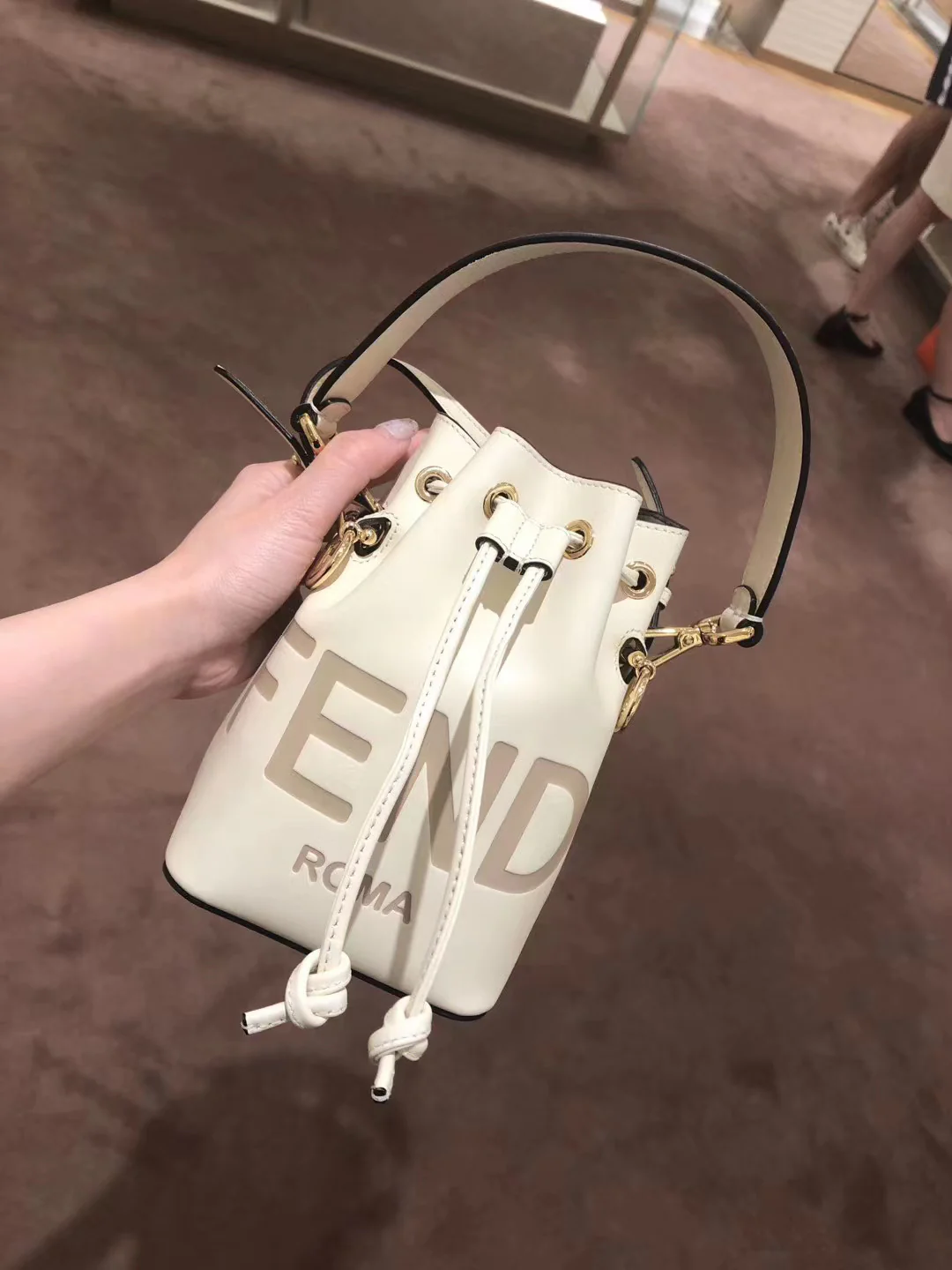 Миниатюрная кожаная сумка-ведро Fendi Mon Tresor белого цвета