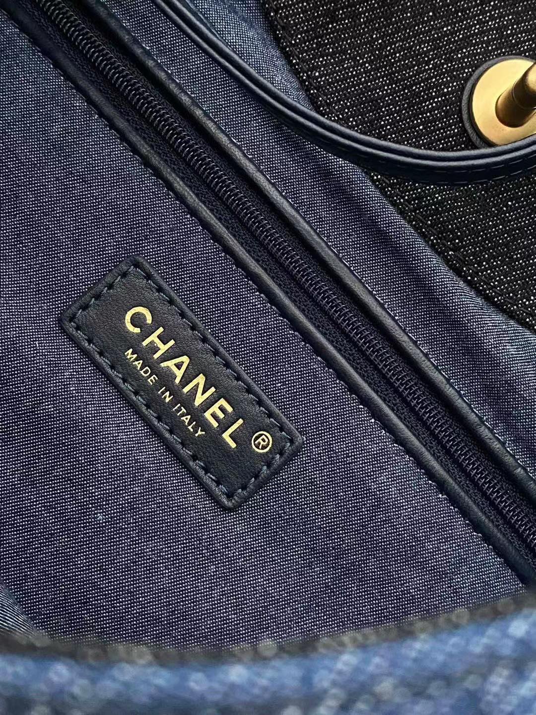 Коллекция Chanel Весна/Лето 2023 - Синяя джинсовая сумка-тоут - Черная отделка на синем основании