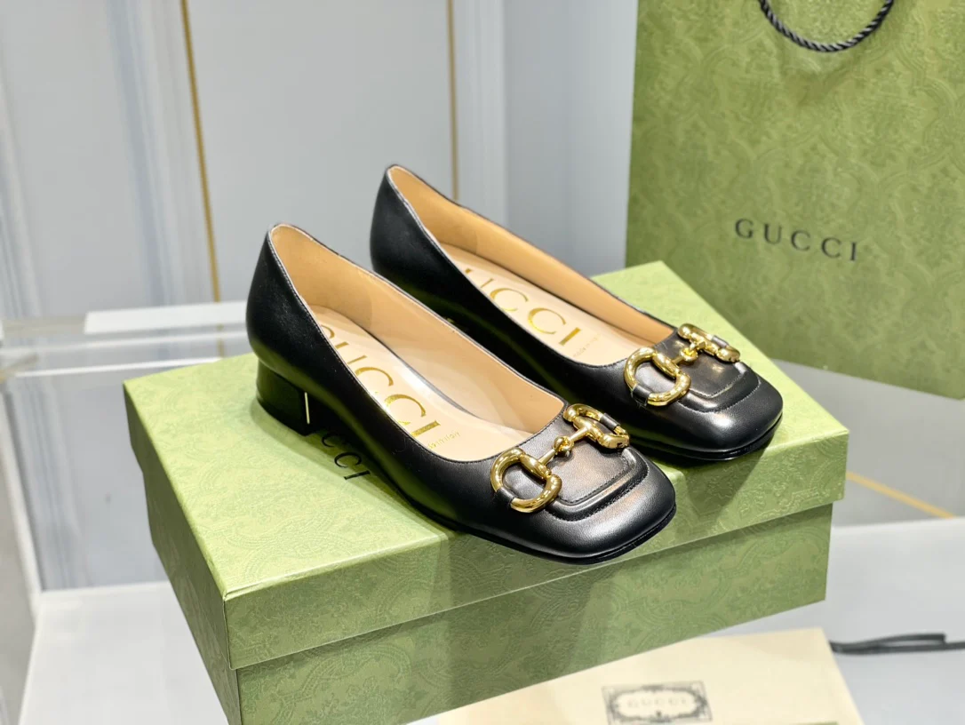 Весенняя коллекция Gucci 2021 — Босоножки на массивном каблуке с пряжкой в ??виде конской уздечки — 2