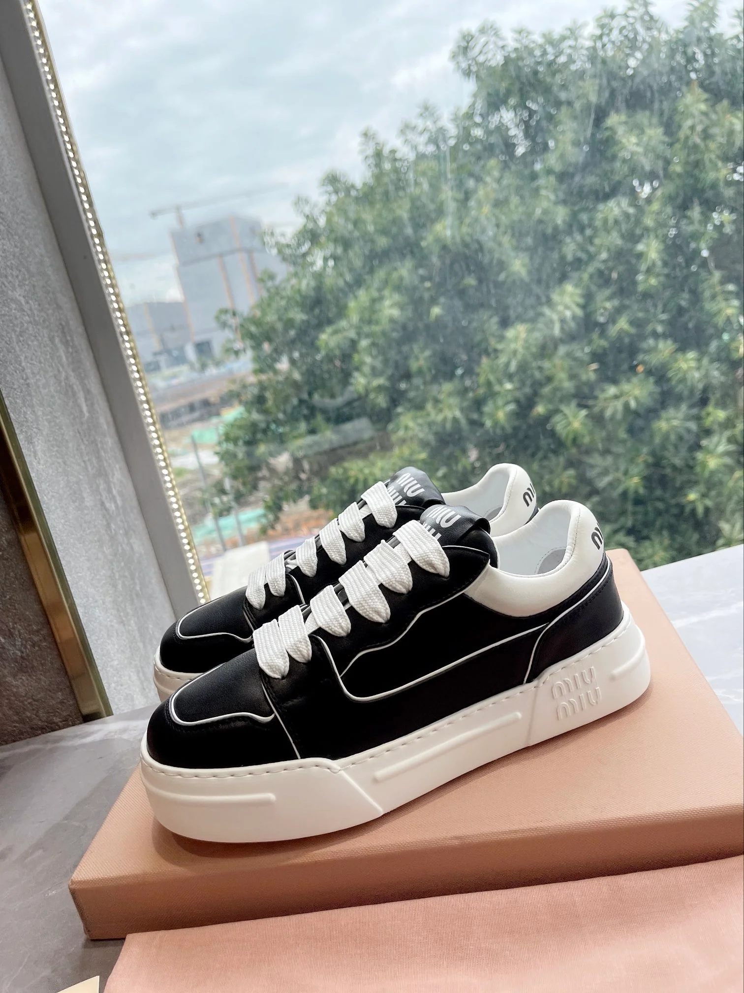 Новые поступления коллекции Miu Miu осень/зима 2022 — Повседневные туфли на платформе — Кроссовки — Черные