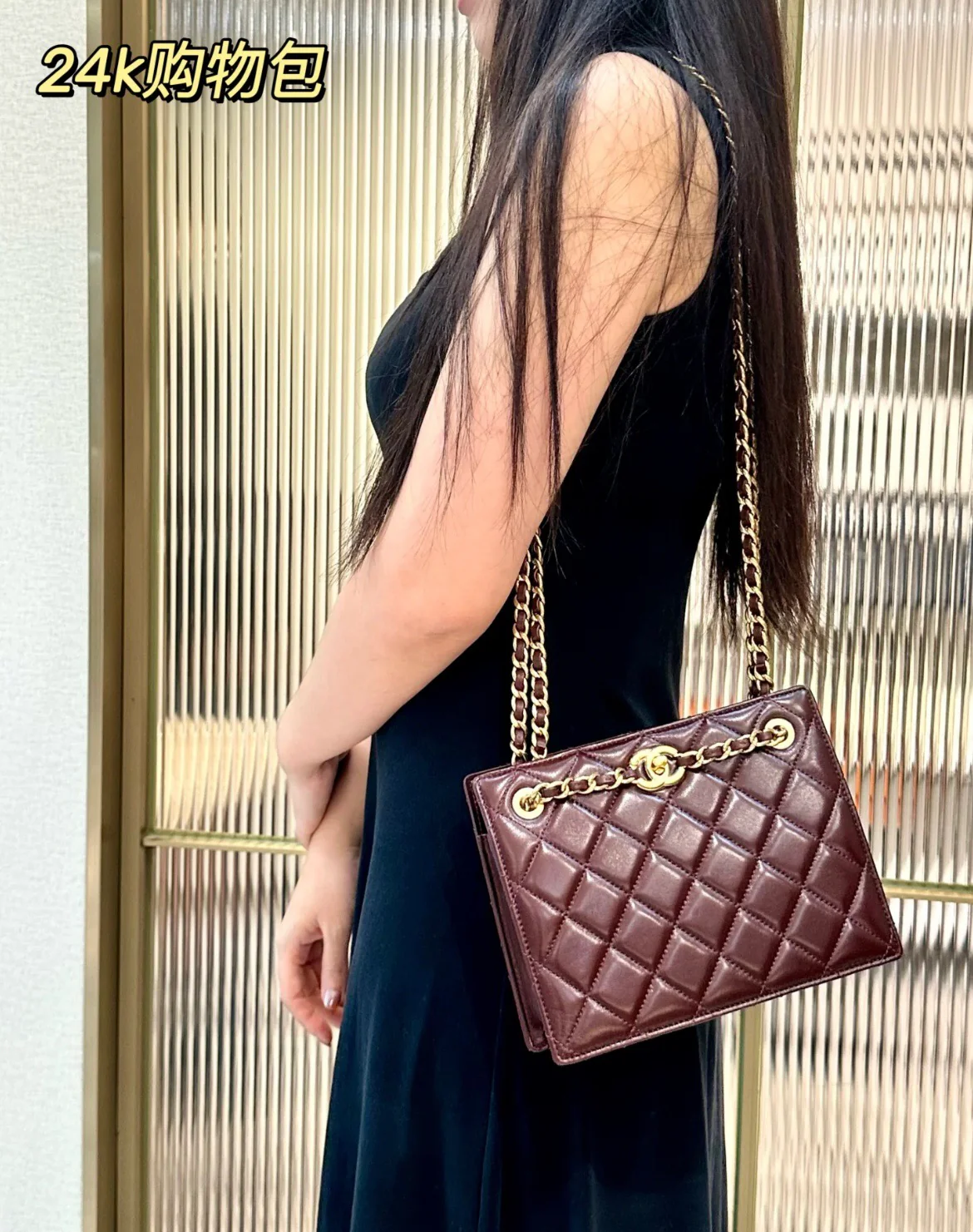 Винтажная квадратная вечерняя сумка Chanel из 24-каратного золота - цвет ?Жижубовый красный?.