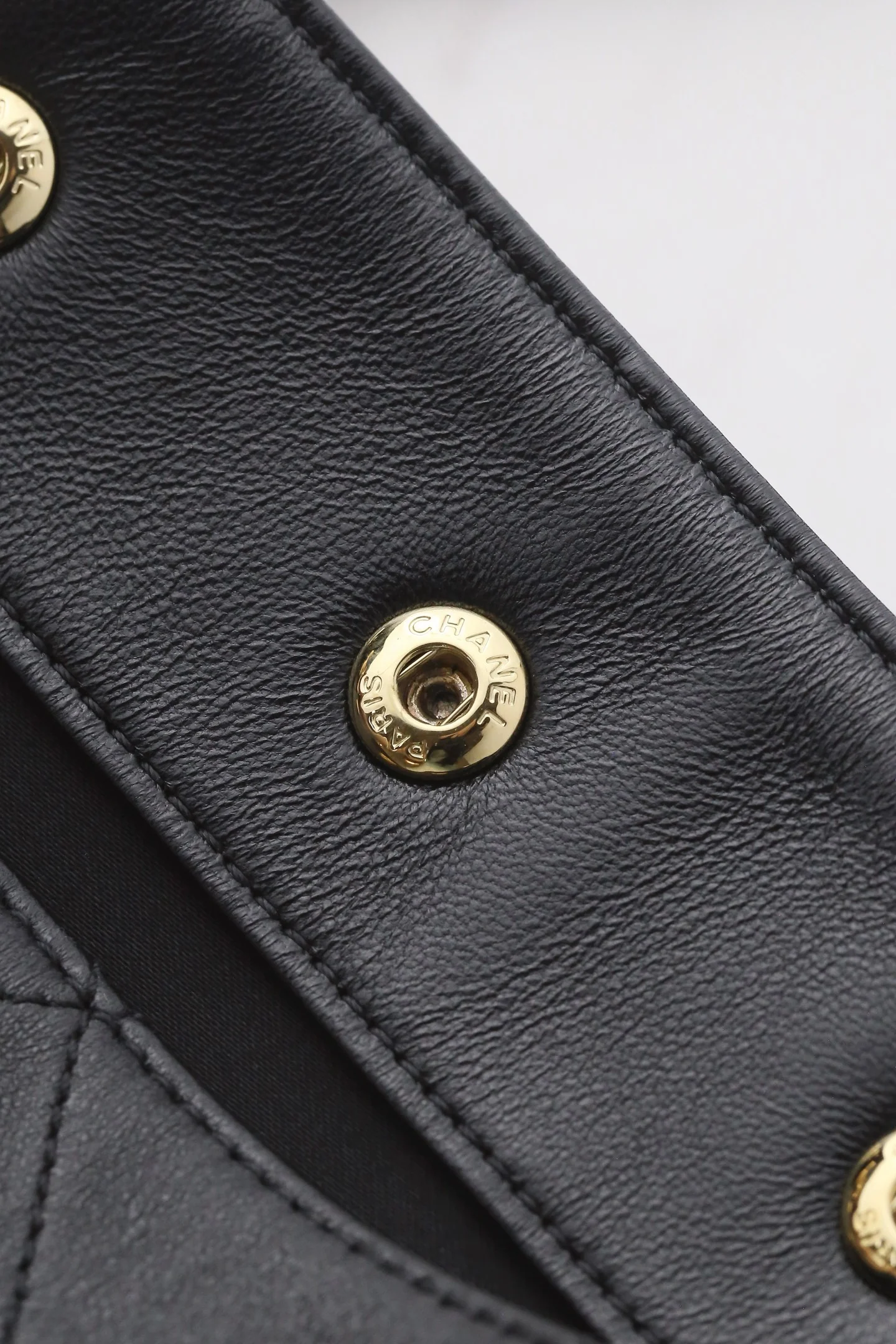 Сумка Chanel в стиле хиппи с золотой монетой 25 пенсов — черно-золотая.