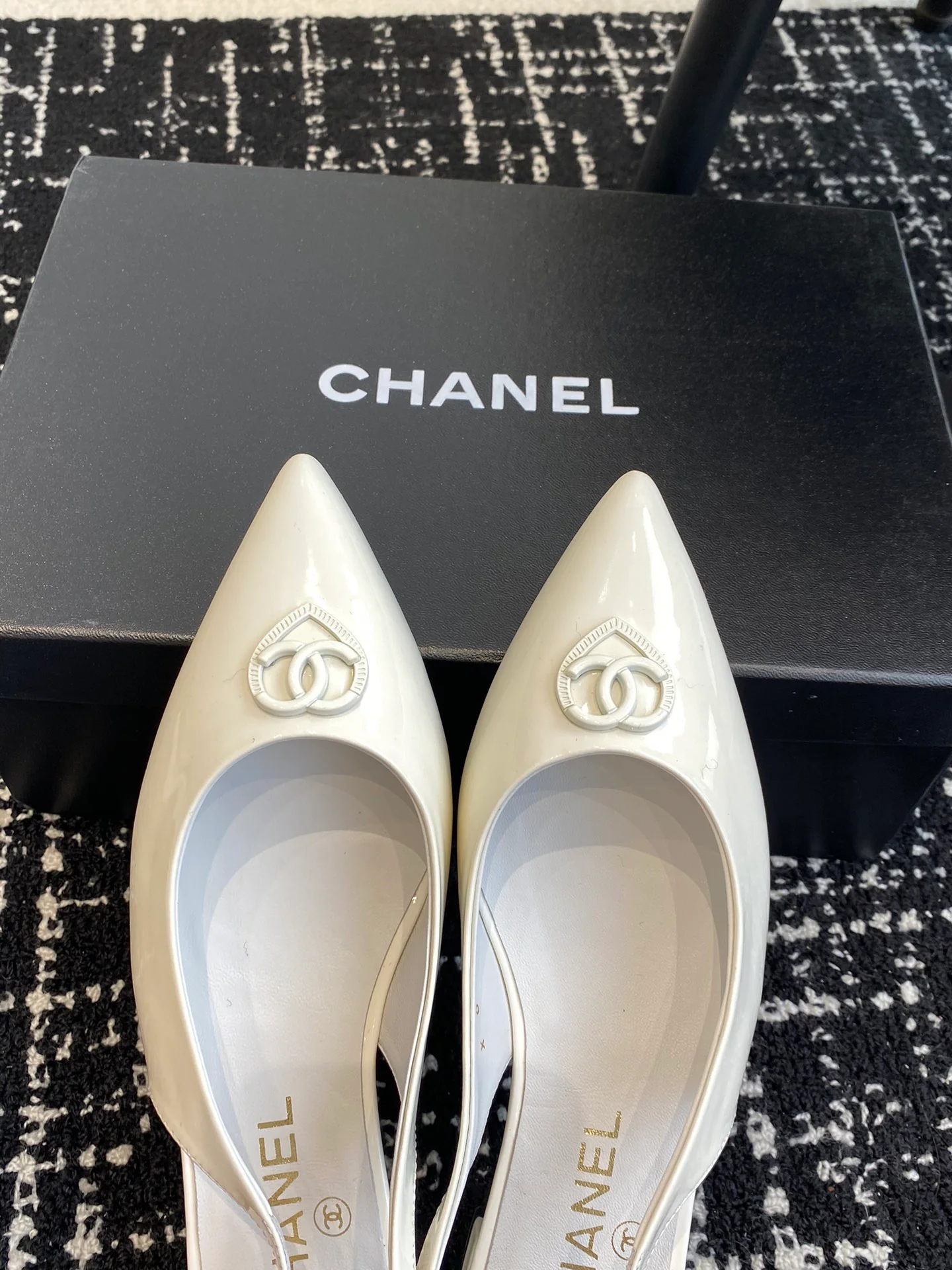 Сандалии Chanel 2025 с острым носком и открытой пяткой - белые