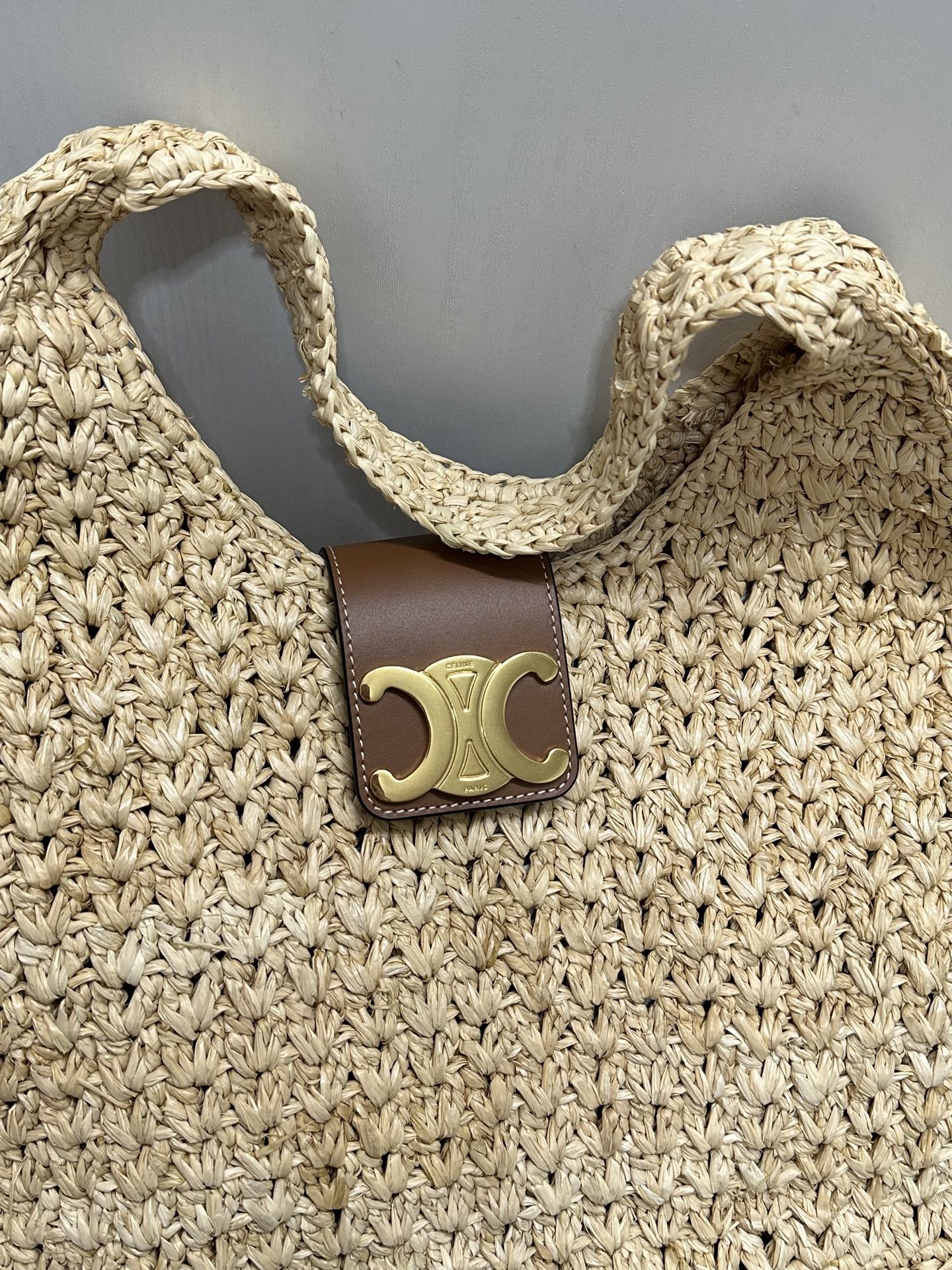 Треугольная соломенная сумка Celine Cabas