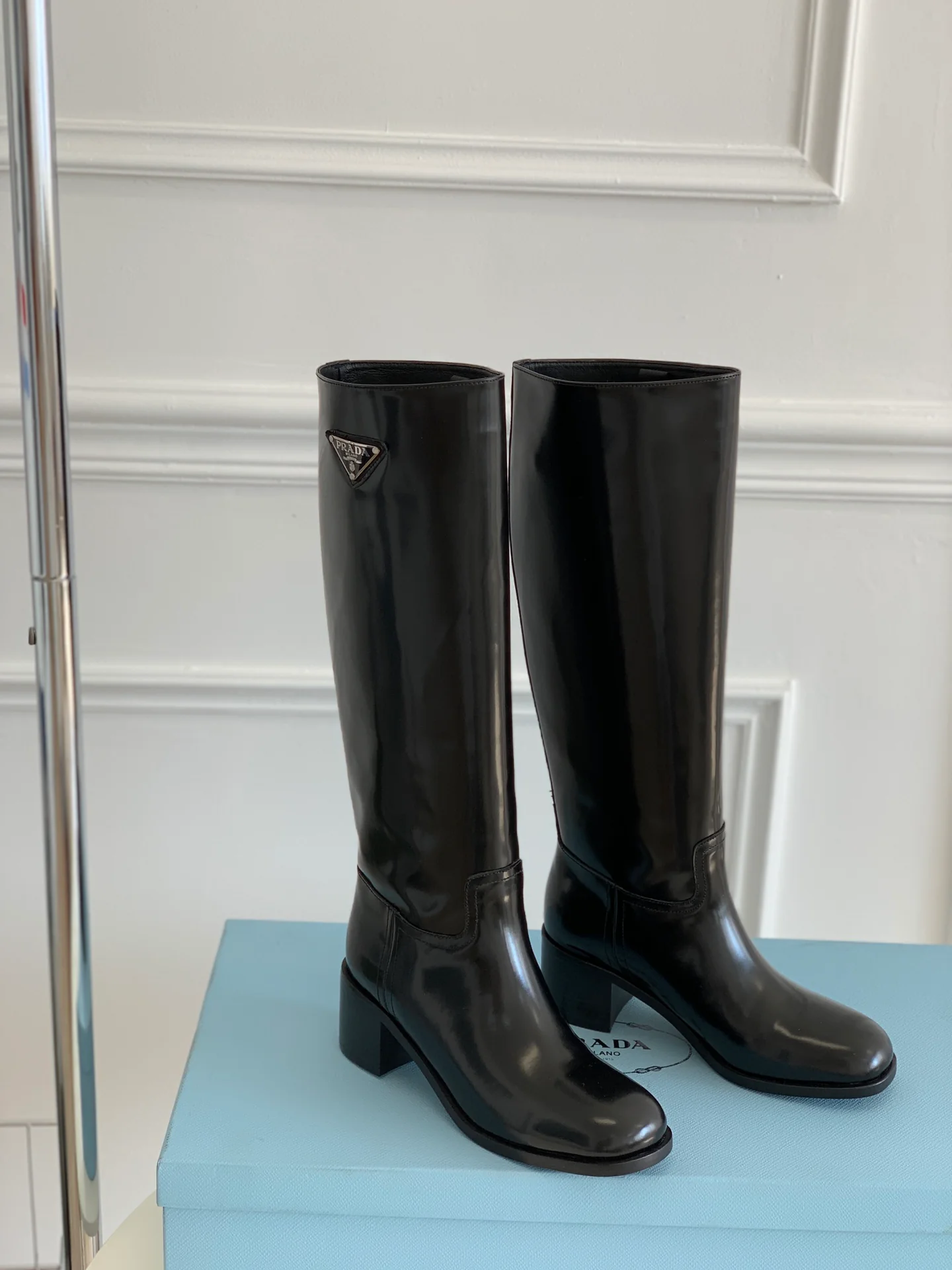 Новинки сезона осень/зима 2021 от Prada - Сапоги для верховой езды - 1