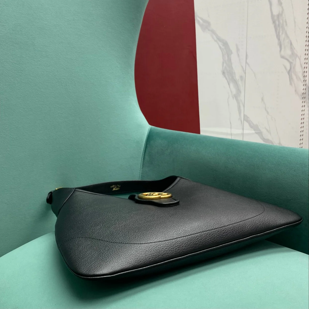 Весенняя коллекция Gucci 2023 — Сумка через плечо ?Полумесяц? — Черная