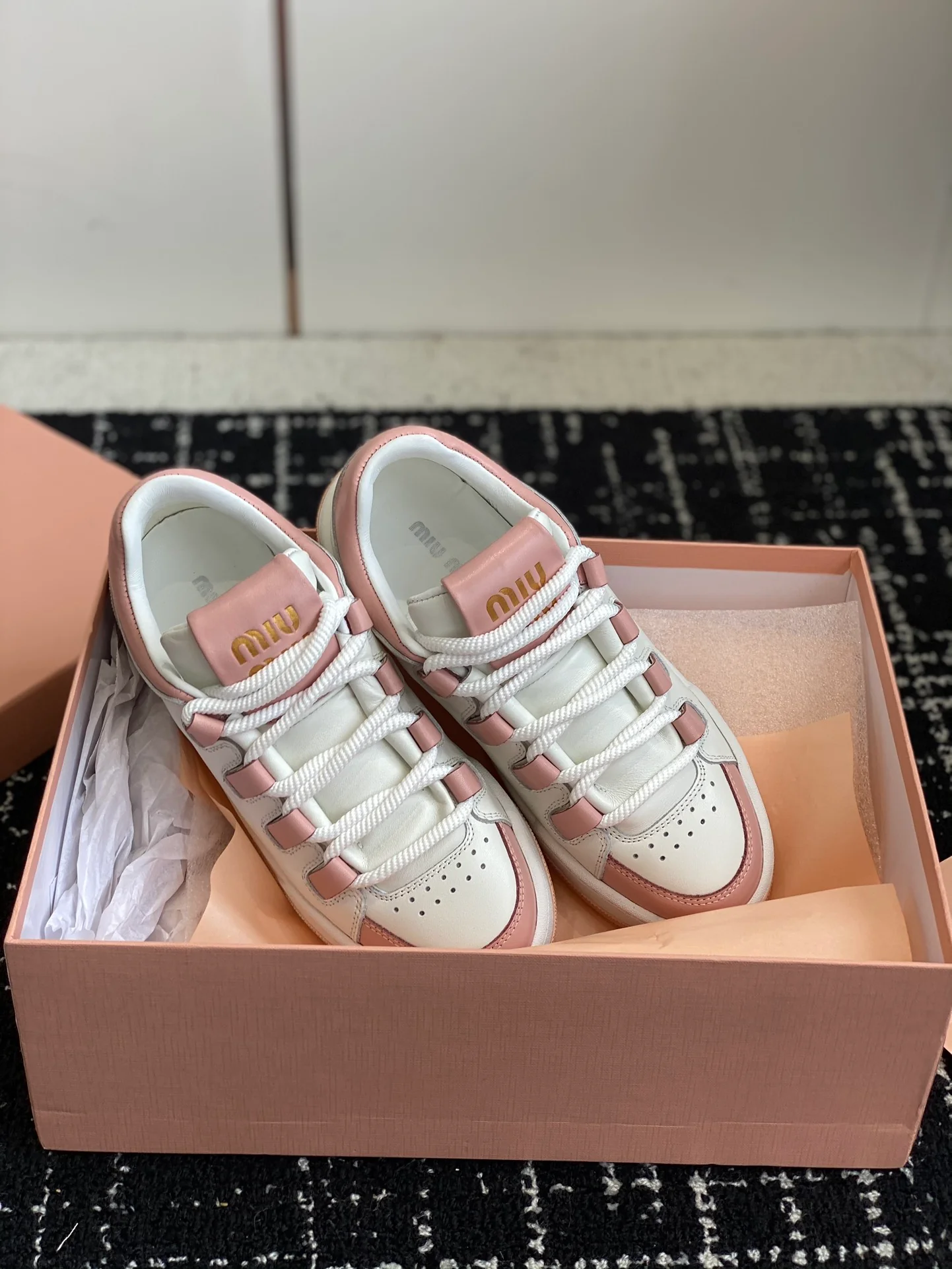 Кроссовки Miu Miu в стиле ретро с эффектом потертости - Повседневные кроссовки - Розовые