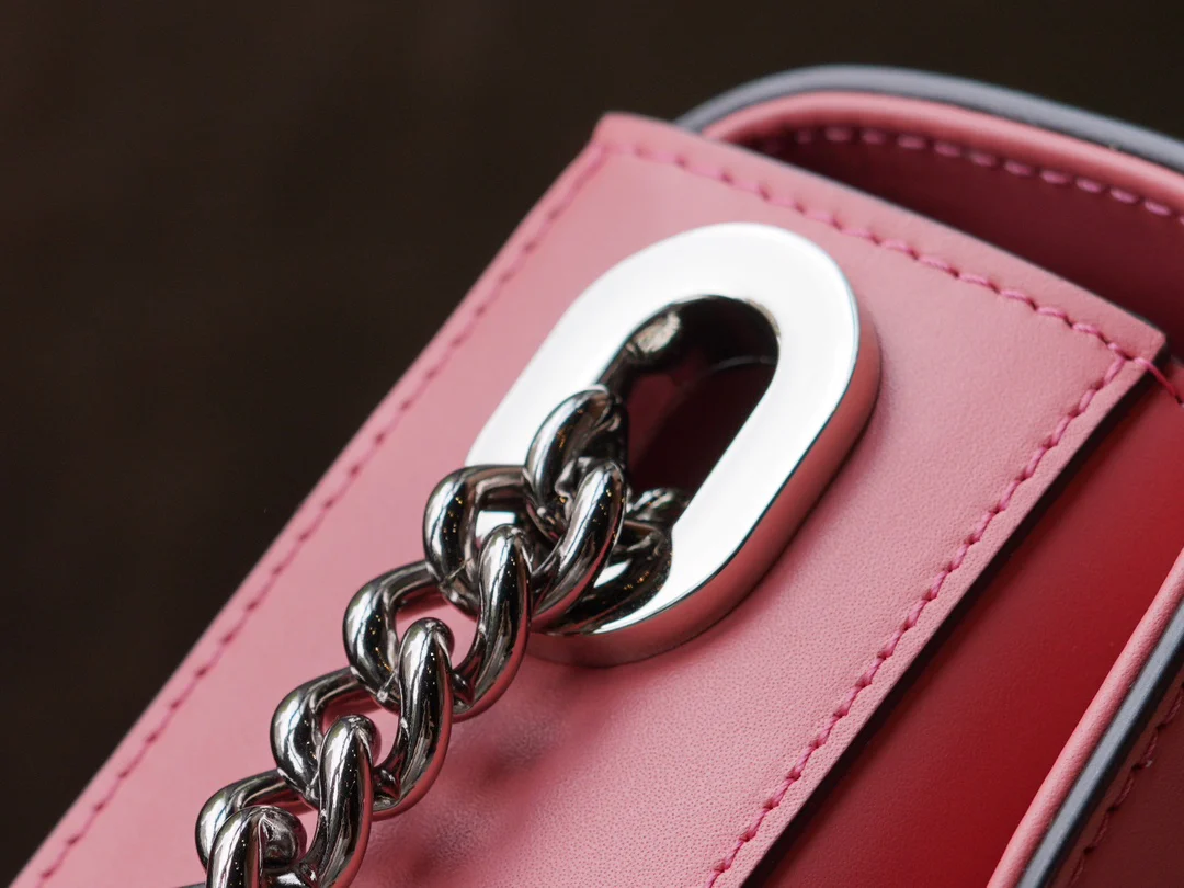 Миниатюрная сумка Gucci Petite GG на цепочке - розовая.