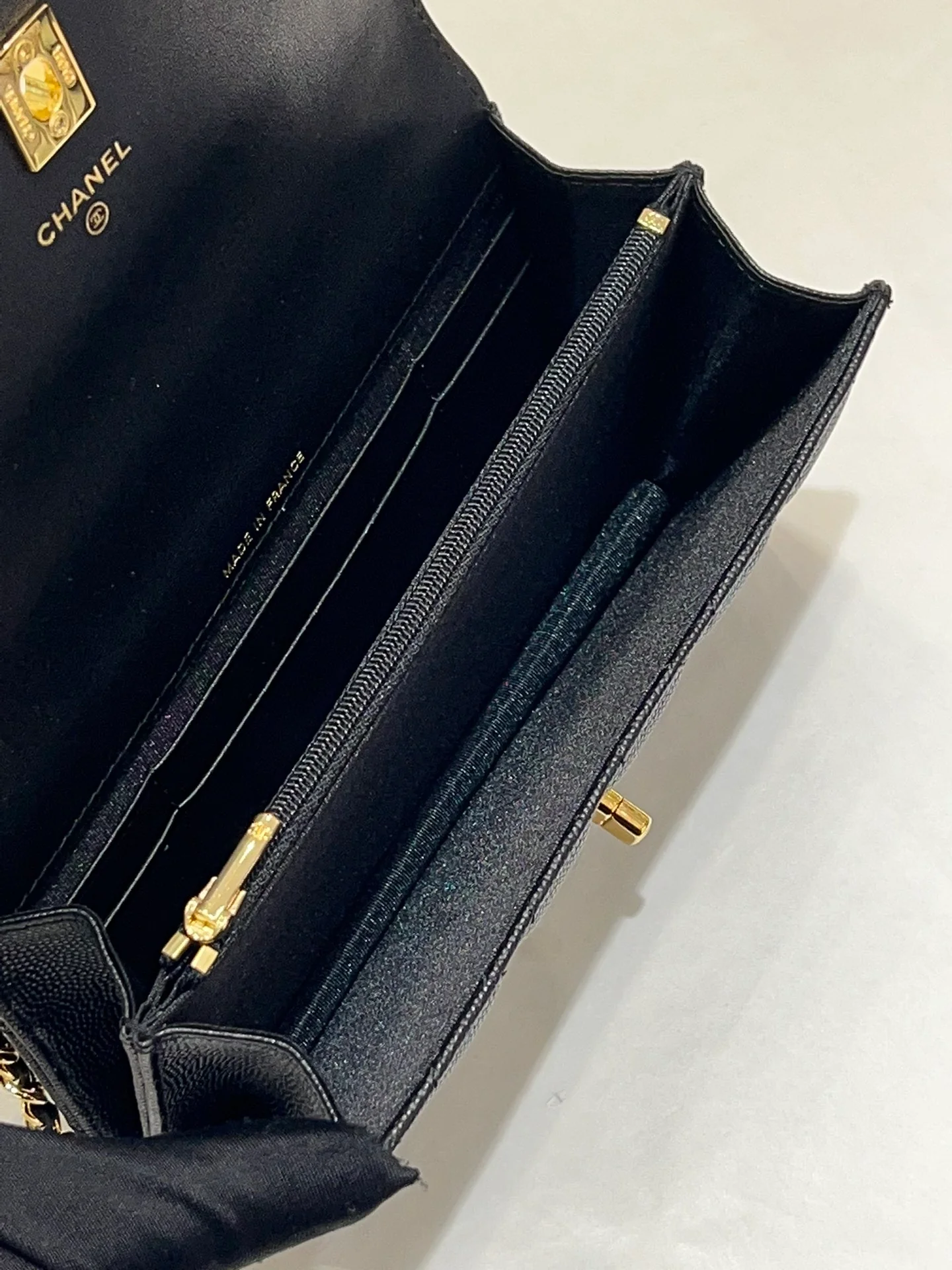 Коллекция Chanel Весна/Лето 2023 - Подвесной телефон-гармошка - WOC - Кожа с зернистой текстурой 