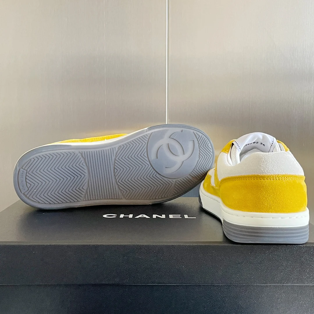 Новые поступления коллекции Chanel весна/лето 2023 - Замшевые кроссовки - Повседневная обувь - Спортивная обувь - Желтые