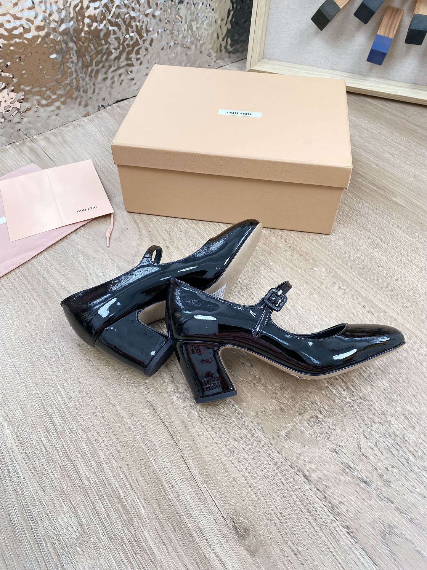 Новинка весны 2023 года от Miu Miu - Туфли на массивном каблуке Greta из лакированной кожи - Черные