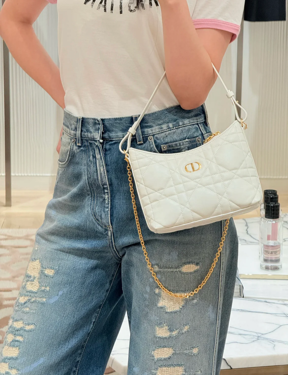 Мини-сумочка Dior Montaigne 30 Chain Bag белого цвета